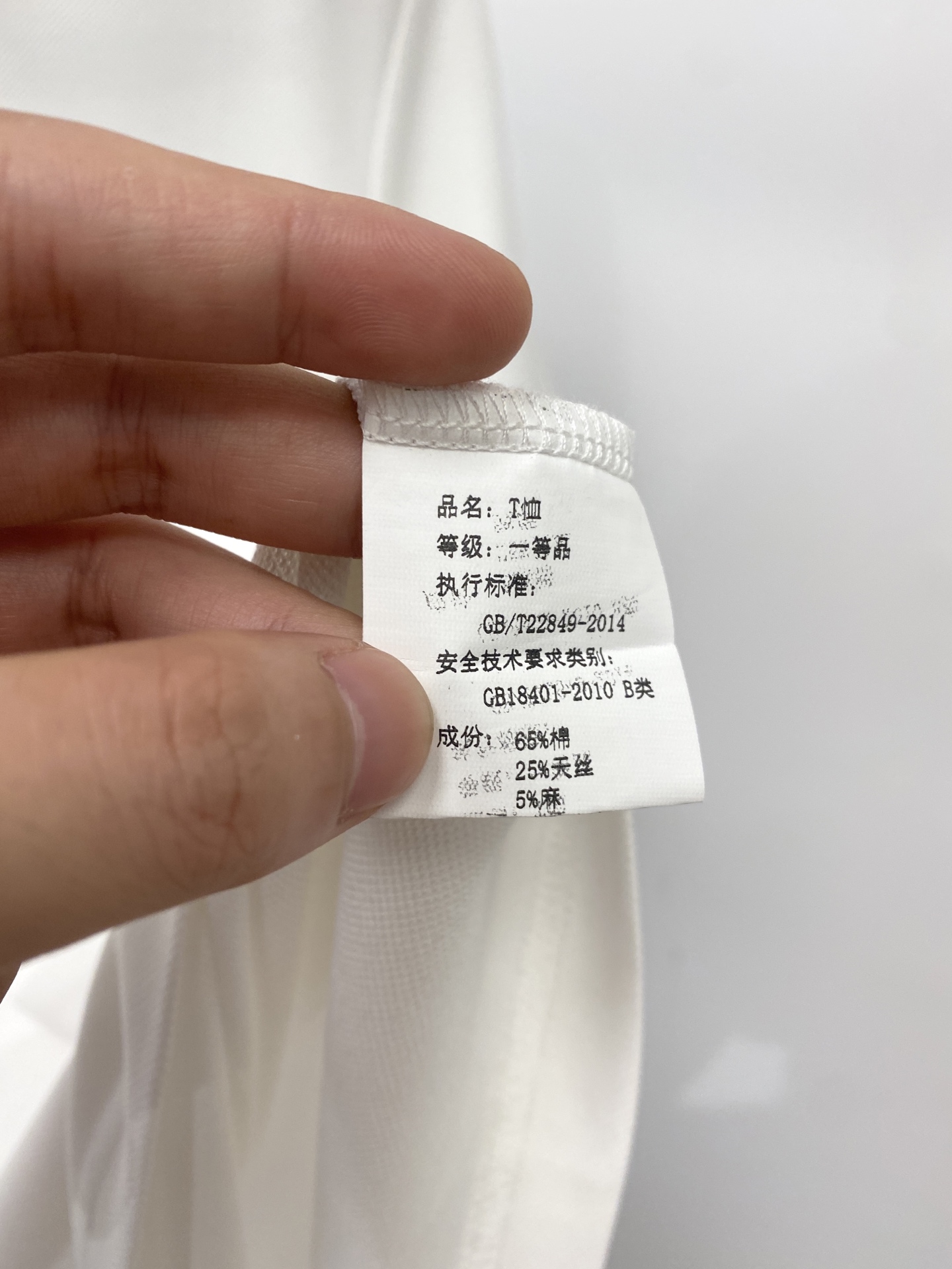 Loro Piana、2026新品短袖T恤，帅气时尚，胸前精致刺绣字母logo，简约百搭款。面料棉 不仅
