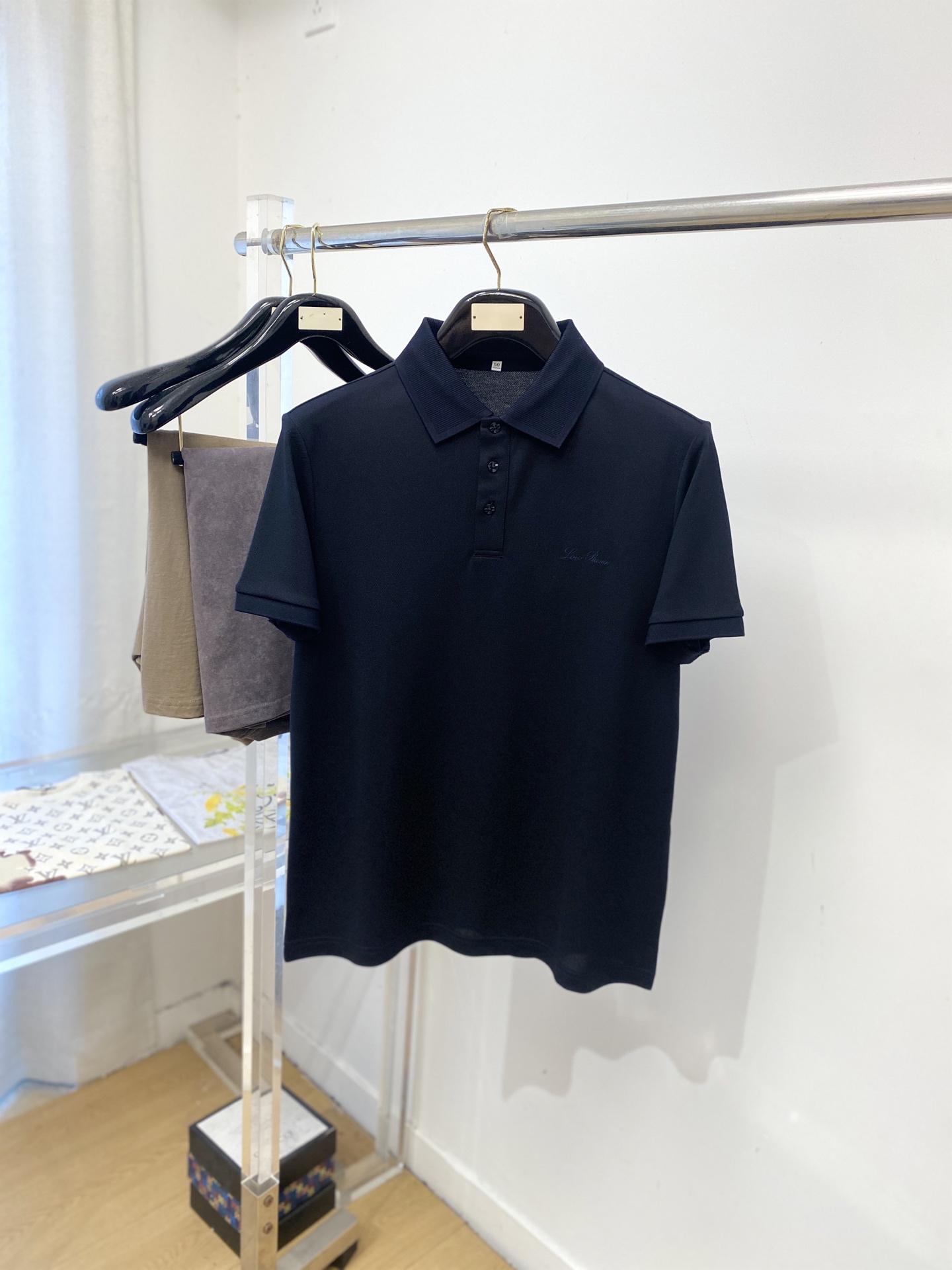Loro Piana、2026新品短袖T恤，帅气时尚，胸前精致刺绣字母logo，简约百搭款。面料棉 不仅