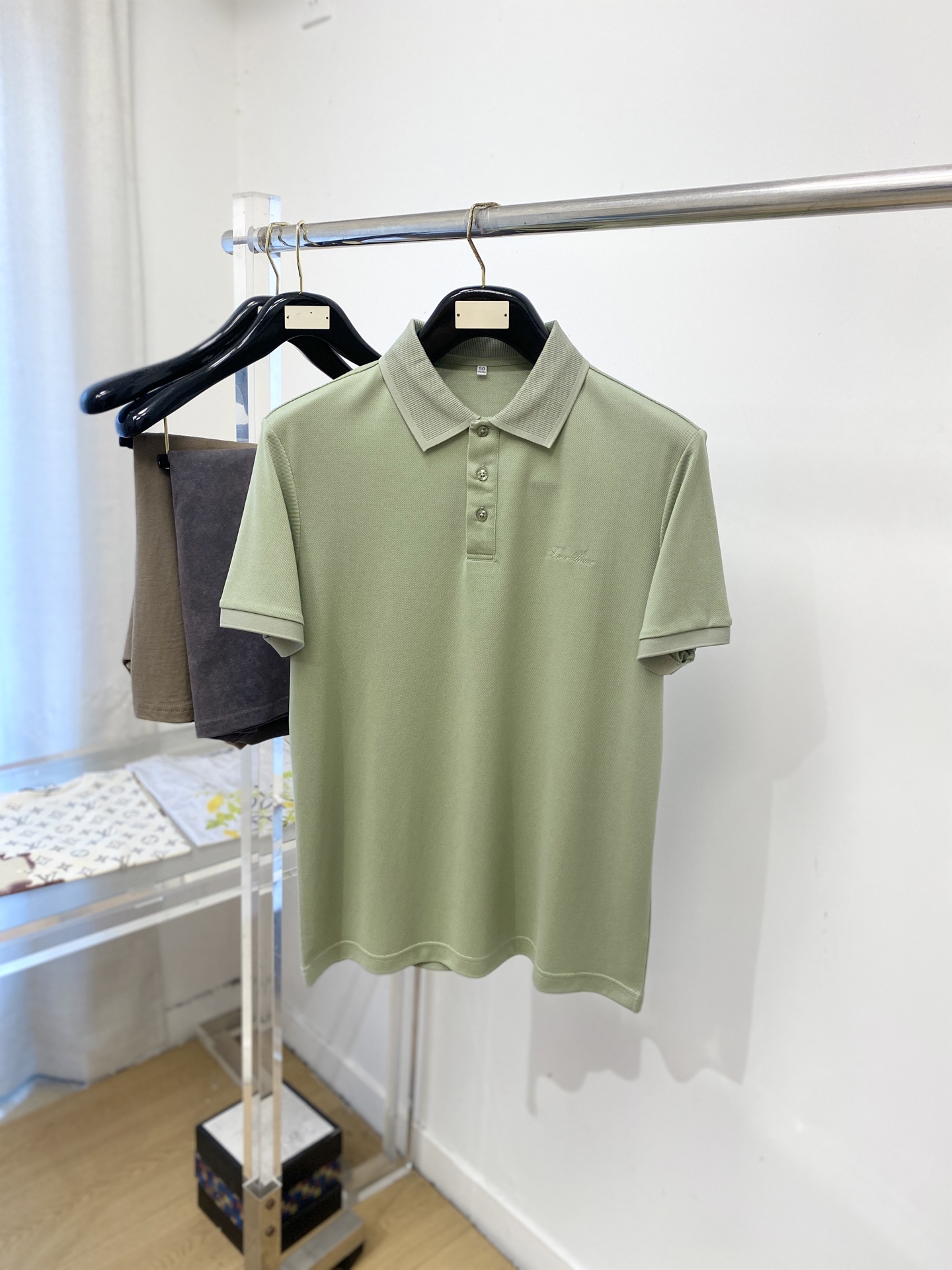 Loro Piana、2026新品短袖T恤，帅气时尚，胸前精致刺绣字母logo，简约百搭款。面料棉 不仅