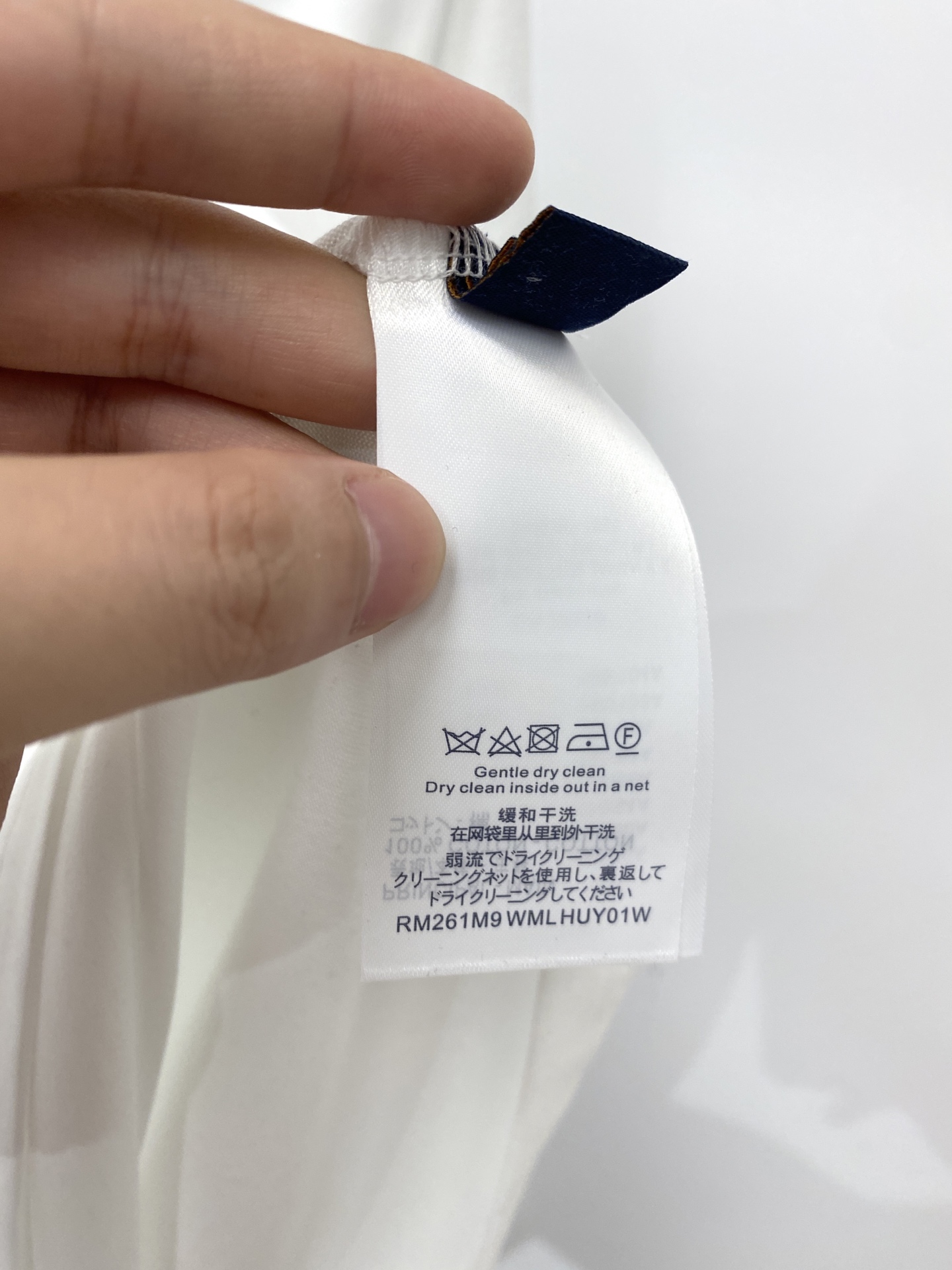 路易威登、2026新品短袖T恤，帅气时尚，胸前精致刺绣图案字母logo，简约百搭款。面料棉 不仅挺括，保