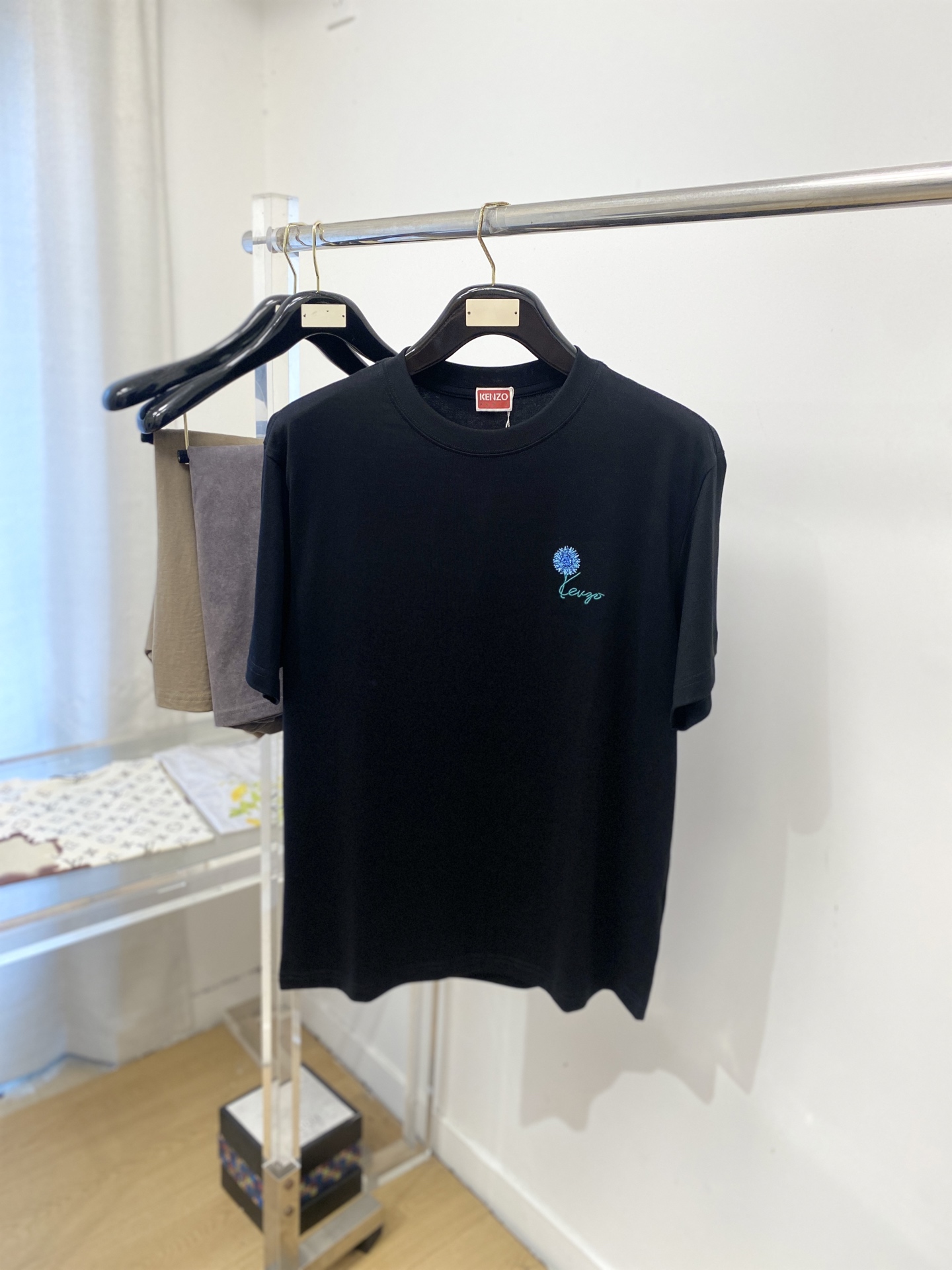 KENZO、2026新品短袖T恤，帅气时尚，胸前精致刺绣图案字母logo，简约百搭款。面料棉 不仅挺括，