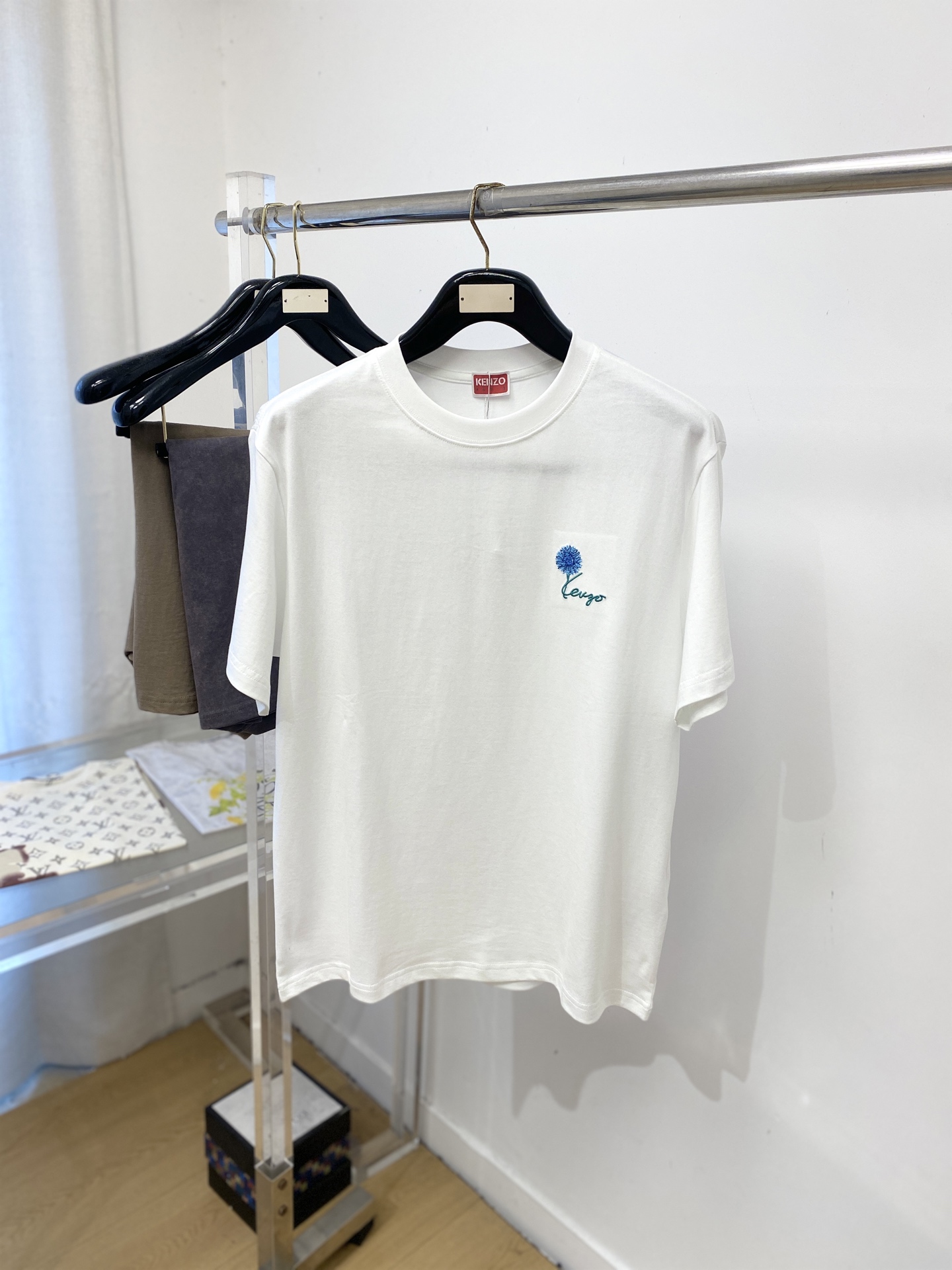 KENZO、2026新品短袖T恤，帅气时尚，胸前精致刺绣图案字母logo，简约百搭款。面料棉 不仅挺括，
