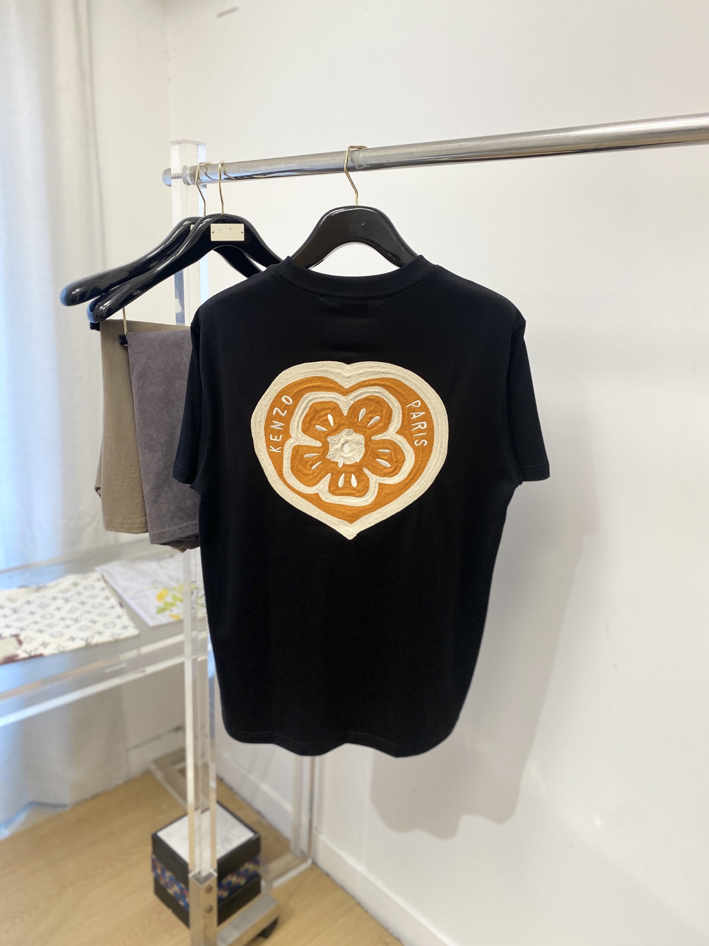 KENZO、2026新品短袖T恤，帅气时尚，胸前精致刺绣字母logo，简约百搭款。面料棉 不仅挺括，保持