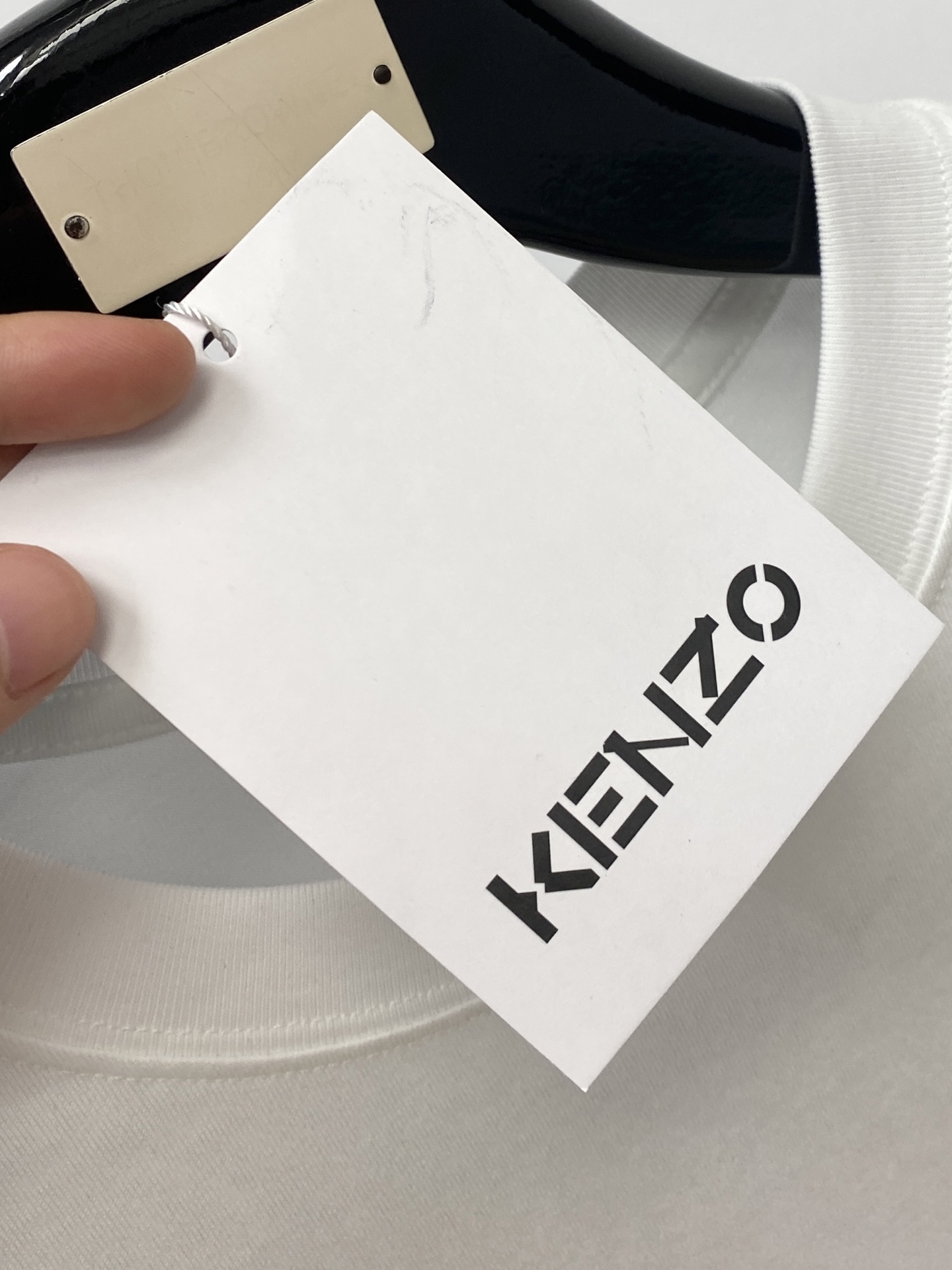 KENZO、2026新品短袖T恤，帅气时尚，胸前精致刺绣字母logo，简约百搭款。面料棉 不仅挺括，保持