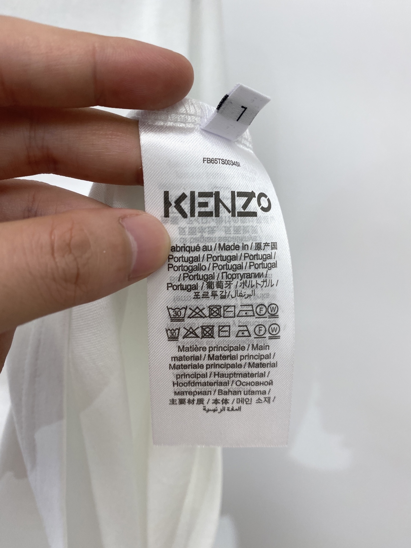 KENZO、2026新品短袖T恤，帅气时尚，胸前精致刺绣字母logo，简约百搭款。面料棉 不仅挺括，保持
