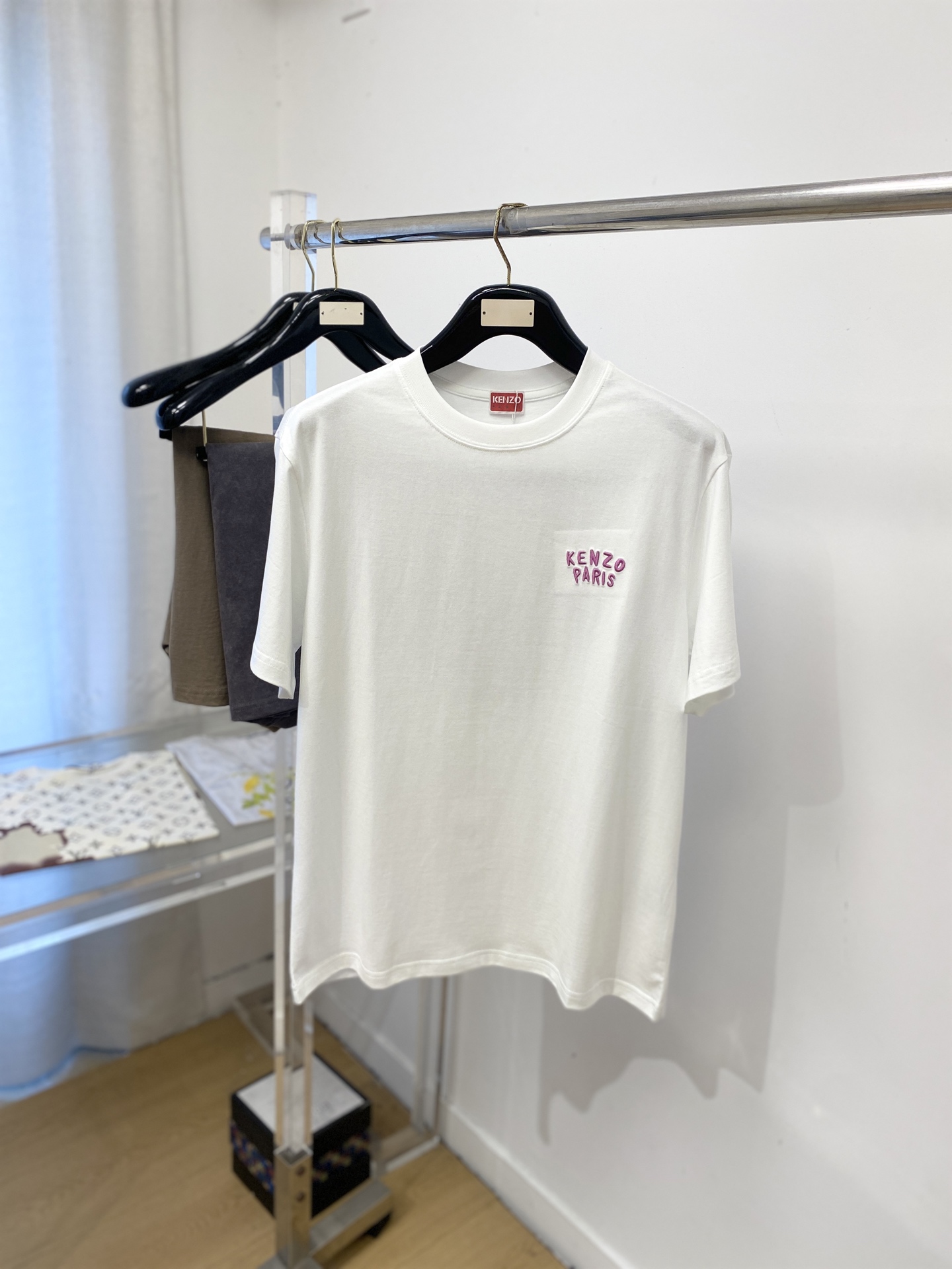 KENZO、2026新品短袖T恤，帅气时尚，胸前精致刺绣字母logo，简约百搭款。面料棉 不仅挺括，保持
