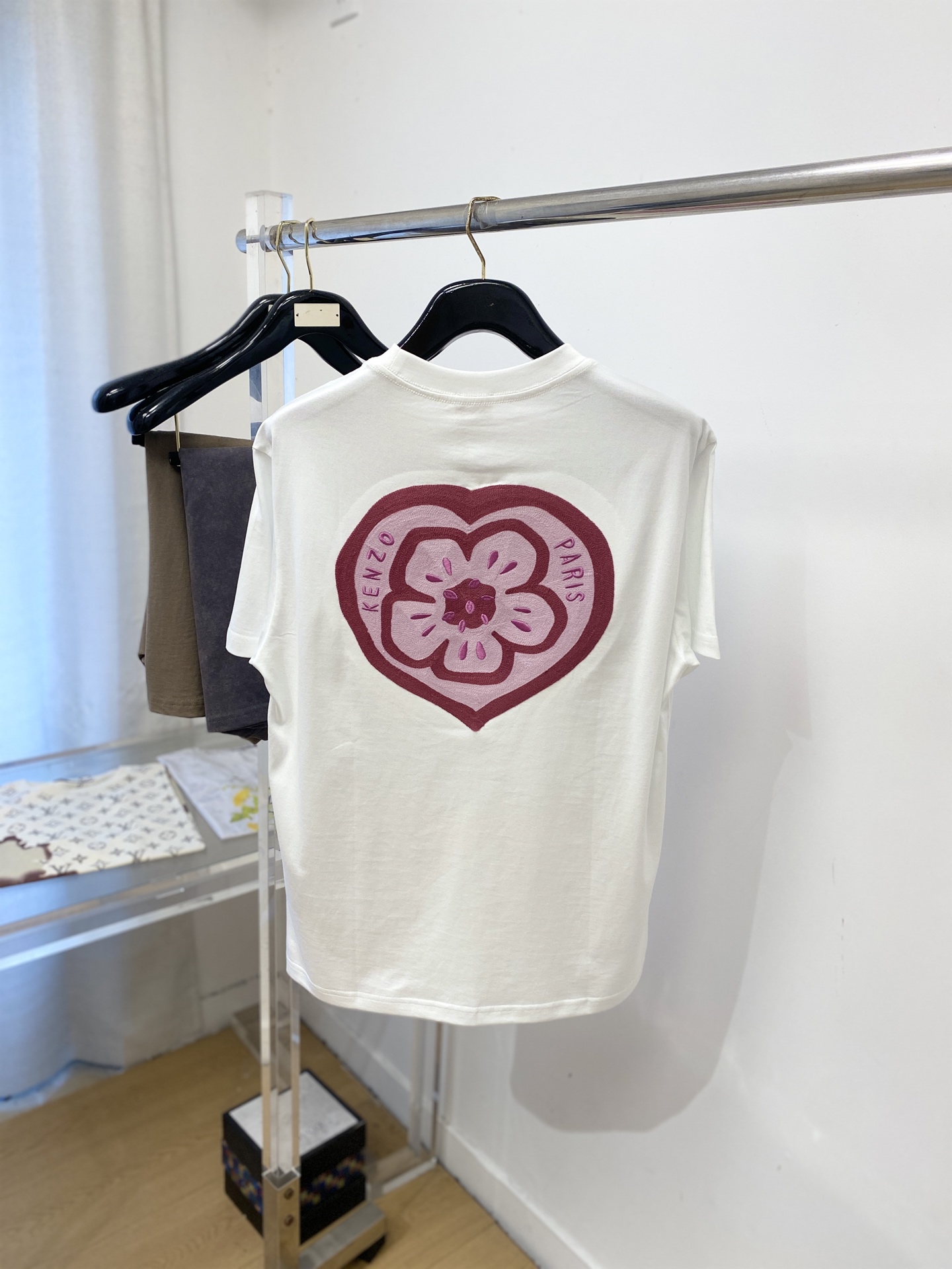 KENZO、2026新品短袖T恤，帅气时尚，胸前精致刺绣字母logo，简约百搭款。面料棉 不仅挺括，保持