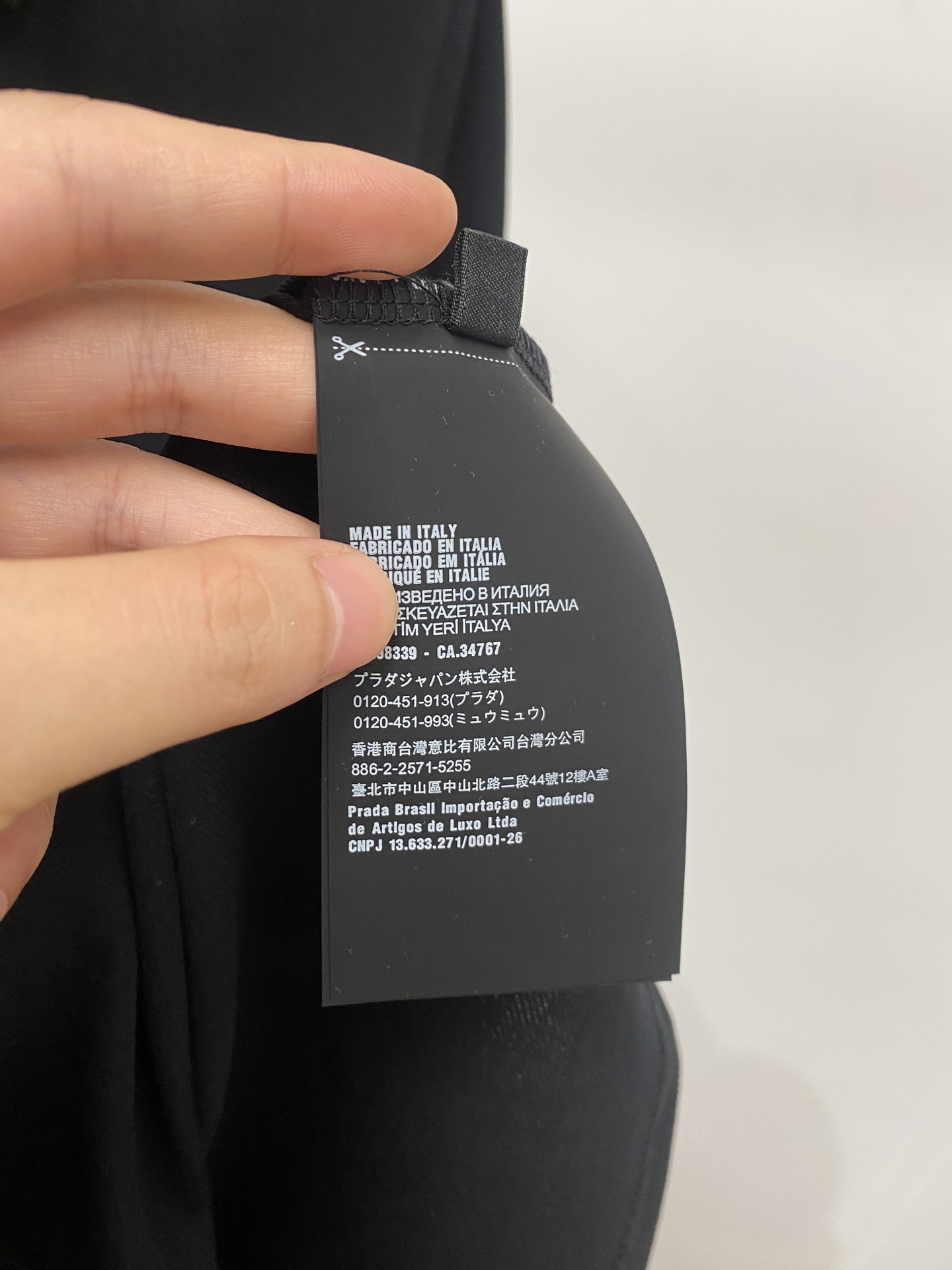 普拉达、2026新品短袖T恤，帅气时尚，胸前五金装饰三角标logo，简约百搭款。面料棉 不仅挺括，保持潮