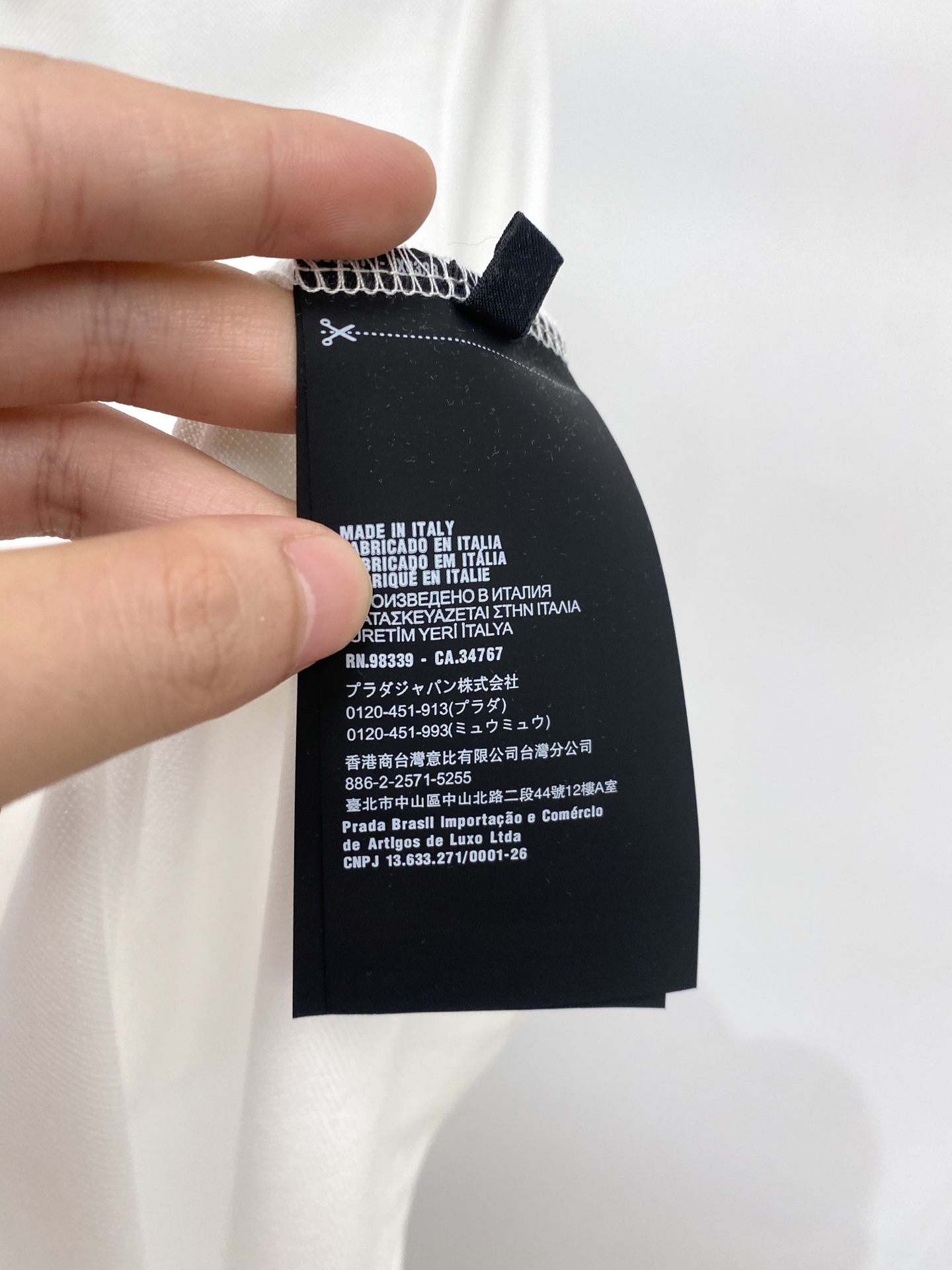 普拉达、2026新品短袖T恤，帅气时尚，胸前五金装饰三角标logo，简约百搭款。面料棉 不仅挺括，保持潮