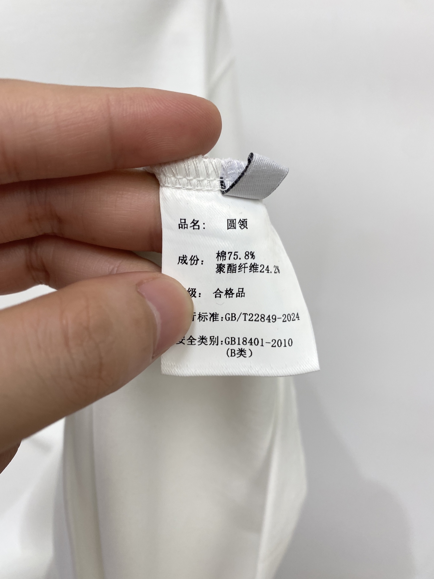 芬迪、2026新品短袖T恤，帅气时尚，胸前顶级印胶图案字母logo，简约百搭款。面料棉 不仅挺括，保持潮