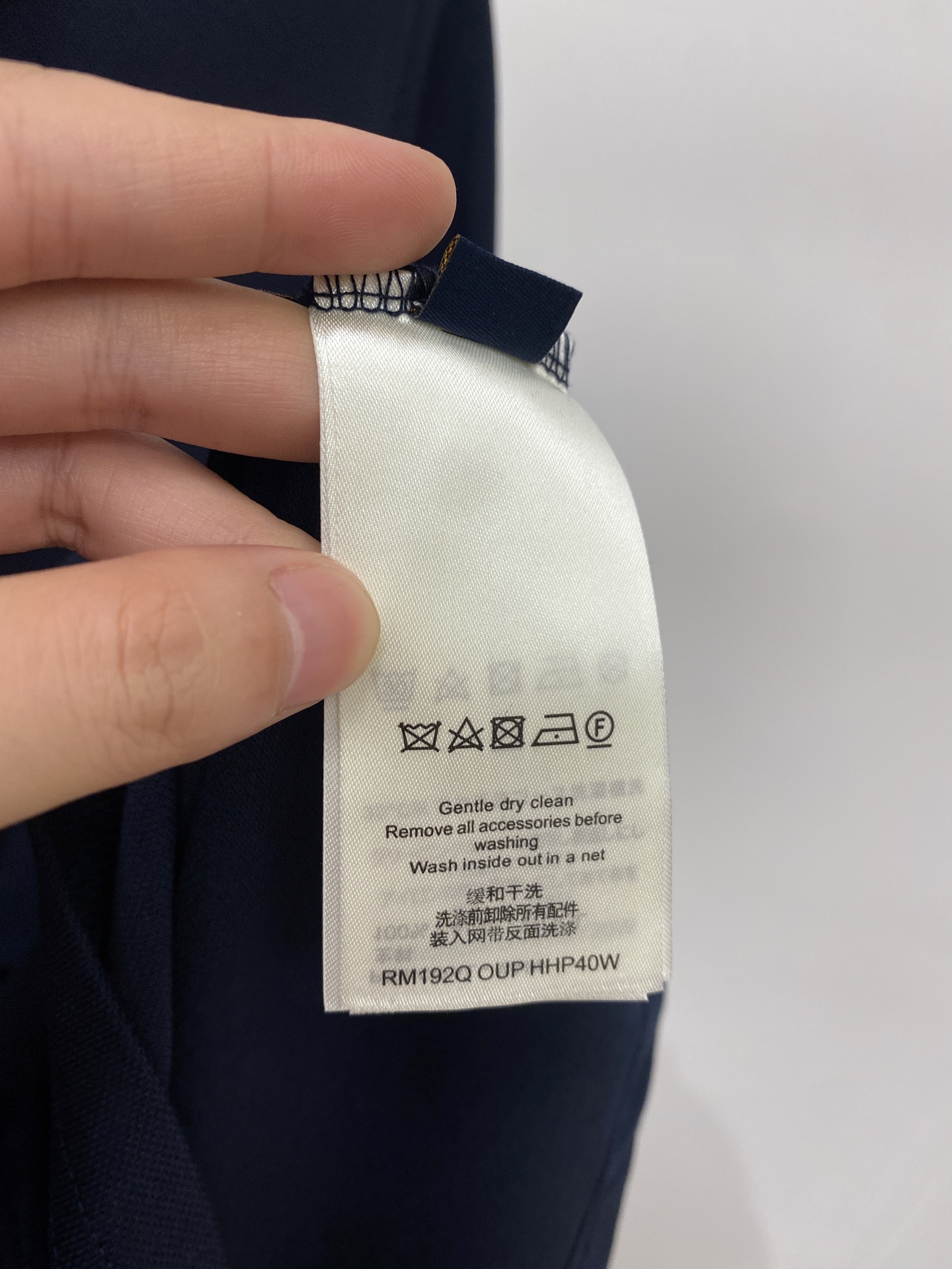 路易威登、2026新品短袖T恤，帅气时尚，胸前精致刺绣字母logo，简约百搭款。面料棉 不仅挺括，保持潮