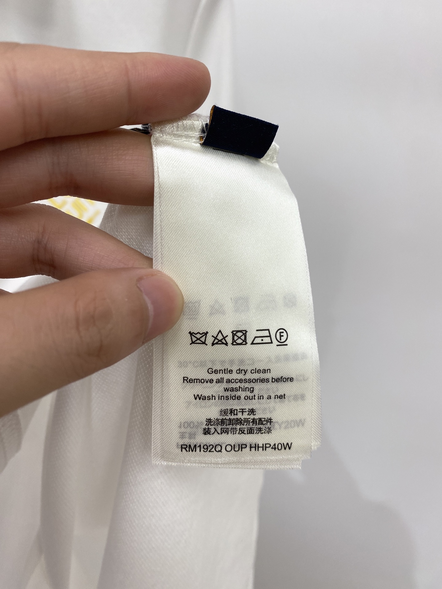 路易威登、2026新品短袖T恤，帅气时尚，胸前精致刺绣字母logo，简约百搭款。面料棉 不仅挺括，保持潮