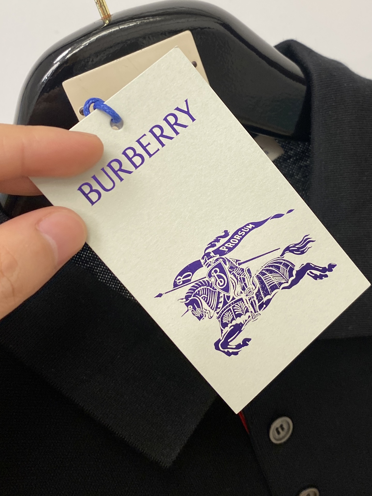 巴宝莉、2026新品短袖T恤，帅气时尚，胸前精致刺绣图案logo，简约百搭款。面料棉 不仅挺括，保持潮流