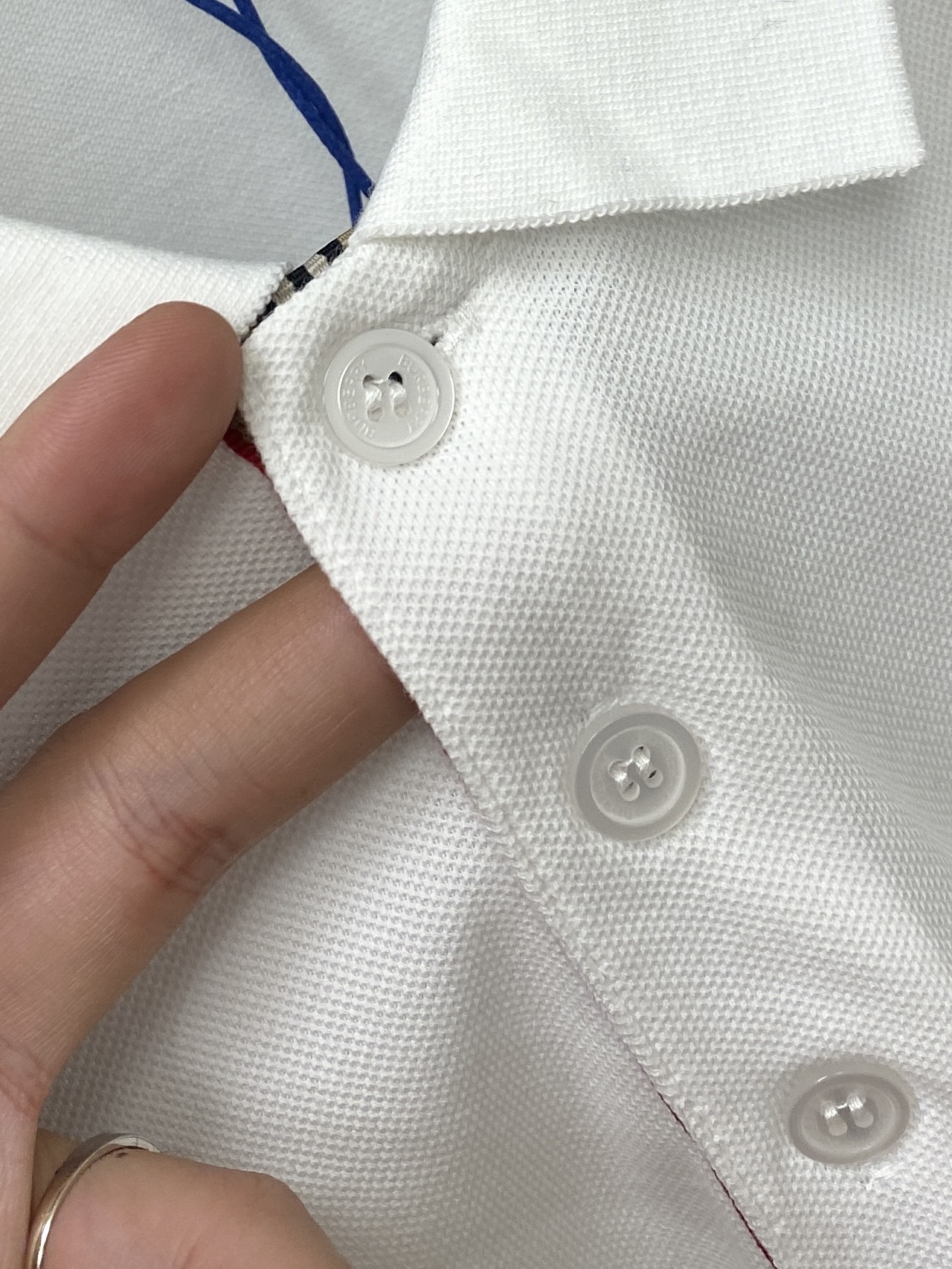 巴宝莉、2026新品短袖T恤，帅气时尚，胸前精致刺绣图案logo，简约百搭款。面料棉 不仅挺括，保持潮流