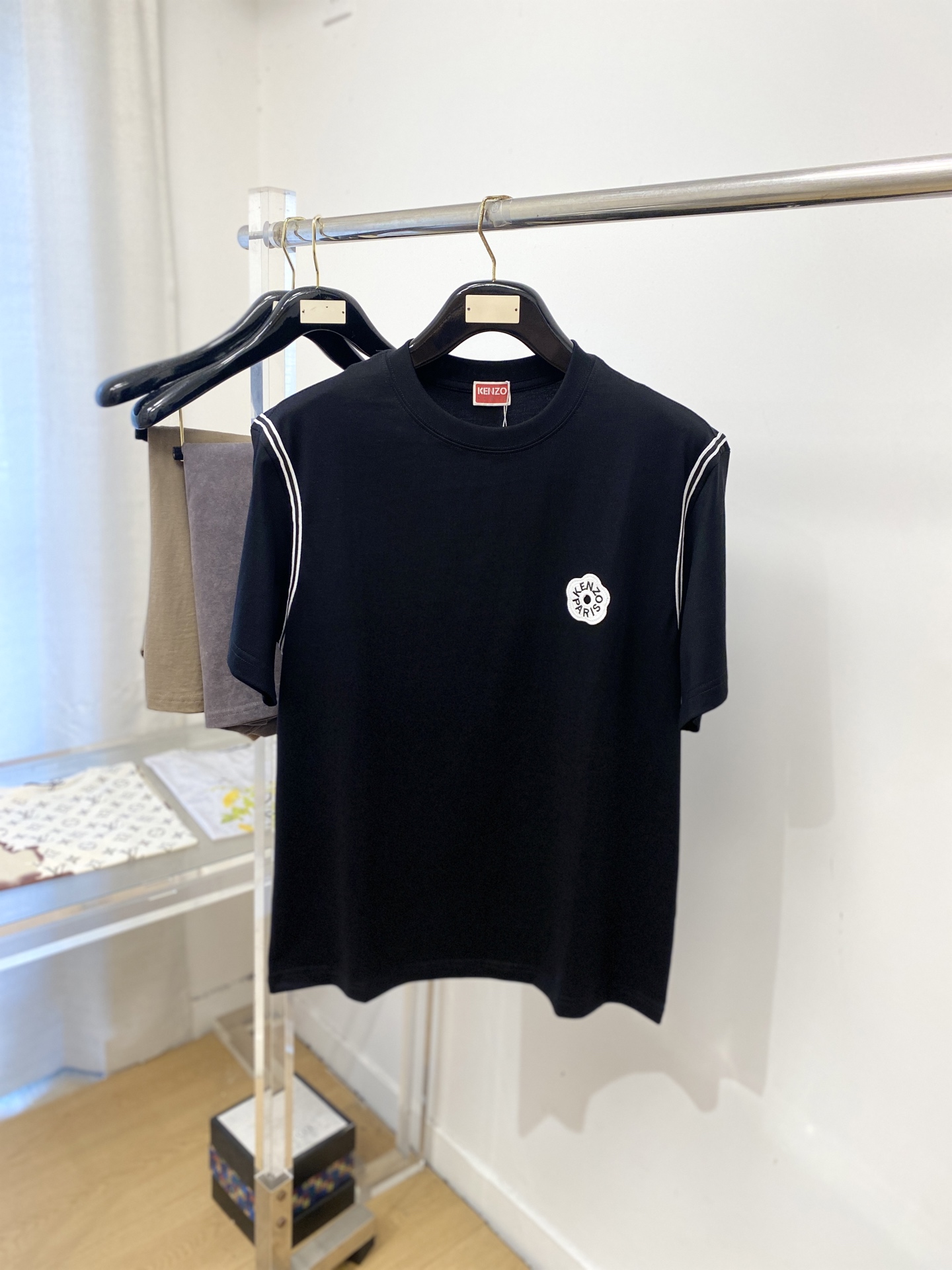 KENZO、2026新品短袖T恤，帅气时尚，胸前精致刺绣字母图案logo，简约百搭款。面料棉 不仅挺括，