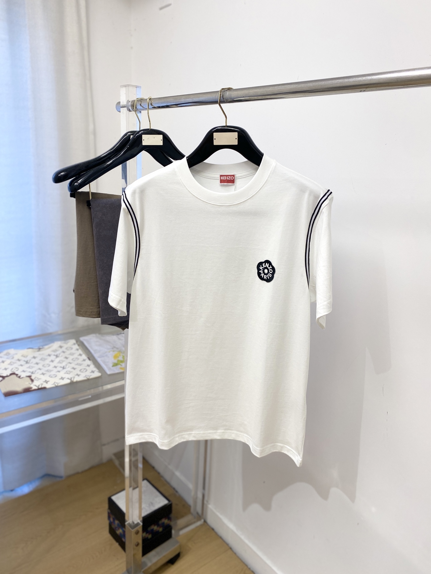 KENZO、2026新品短袖T恤，帅气时尚，胸前精致刺绣字母图案logo，简约百搭款。面料棉 不仅挺括，