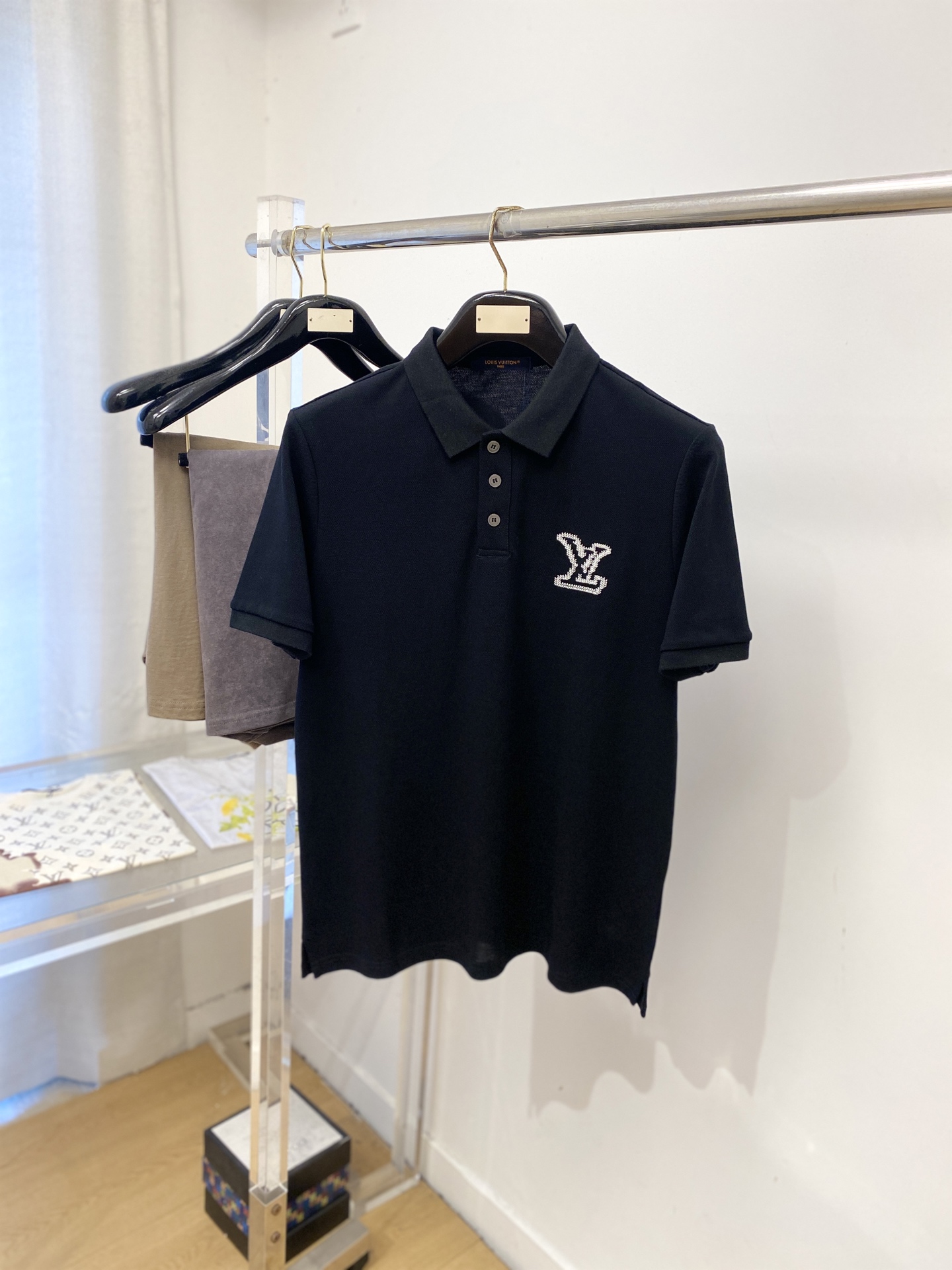 路易威登、2026新品短袖T恤，帅气时尚，胸前精致刺绣字母logo，简约百搭款。面料棉 不仅挺括，保持潮