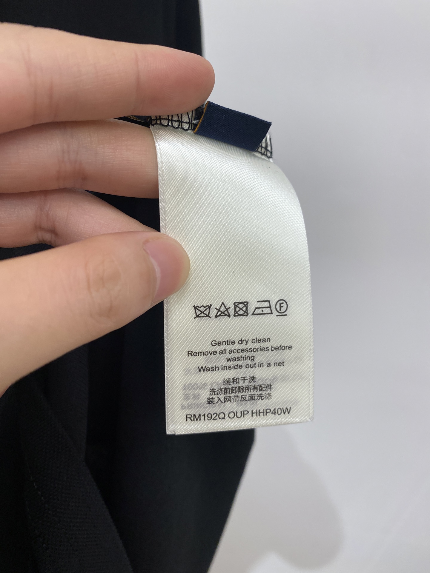 路易威登、2026新品短袖T恤，帅气时尚，胸前精致刺绣字母logo，简约百搭款。面料棉 不仅挺括，保持潮