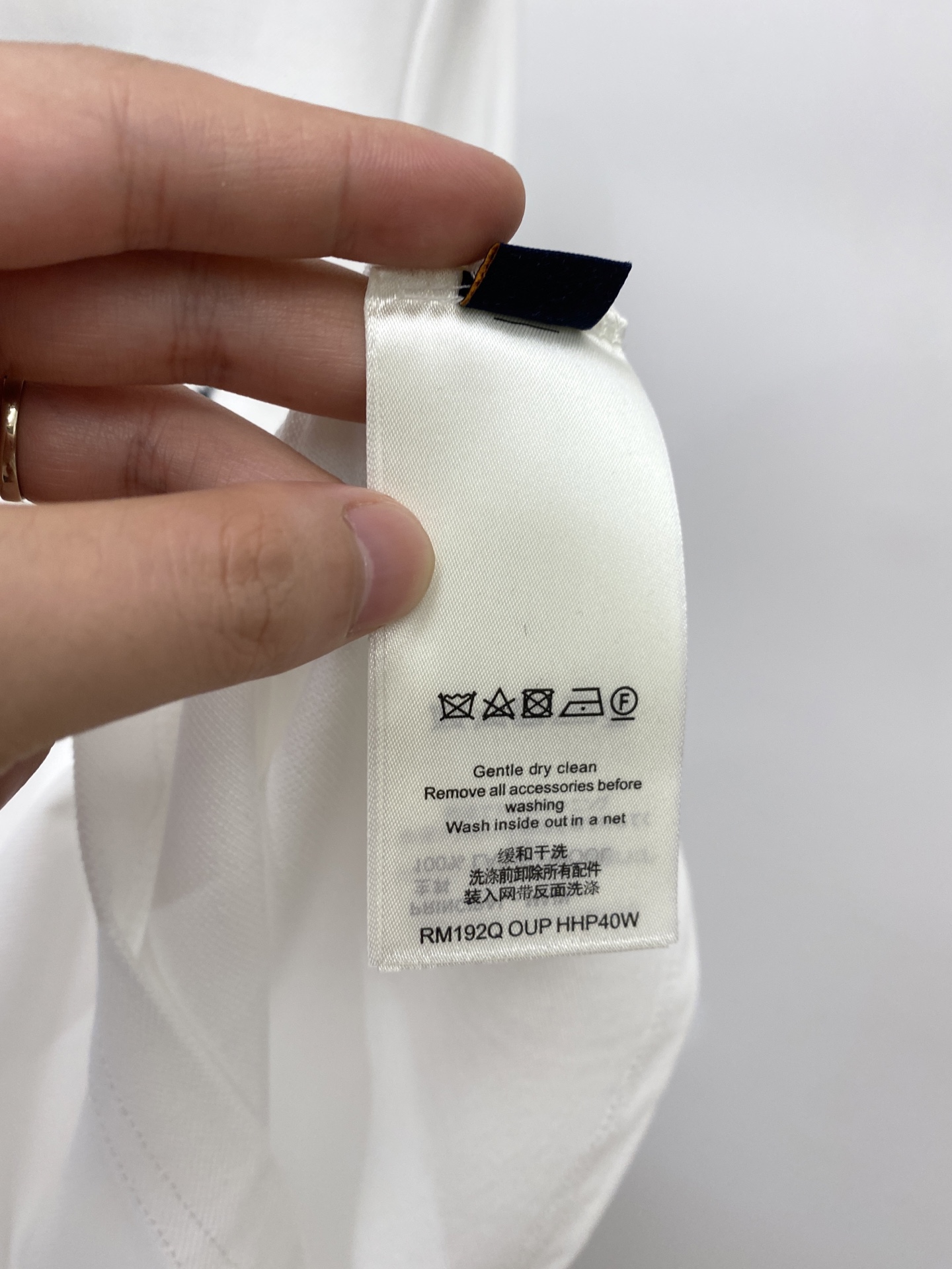 路易威登、2026新品短袖T恤，帅气时尚，胸前精致刺绣字母logo，简约百搭款。面料棉 不仅挺括，保持潮