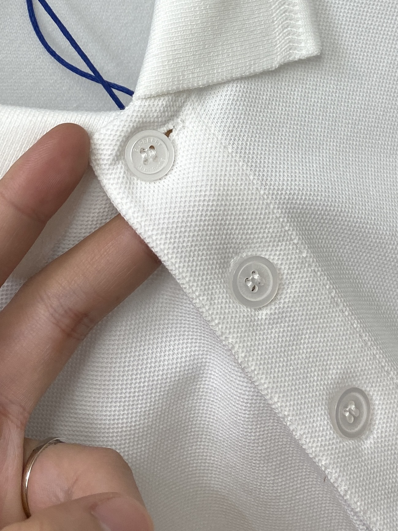 巴宝莉、2026新品短袖T恤，帅气时尚，胸前精致刺绣字母logo，简约百搭款。面料棉 不仅挺括，保持潮流