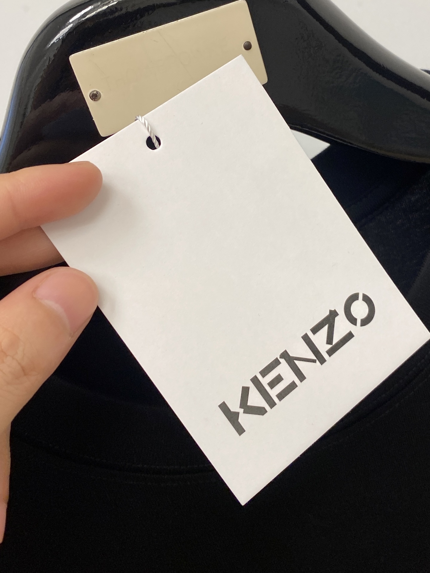 KENZO、2026新品短袖T恤，帅气时尚，胸前精致刺绣字母logo，简约百搭款。面料棉 不仅挺括，保持