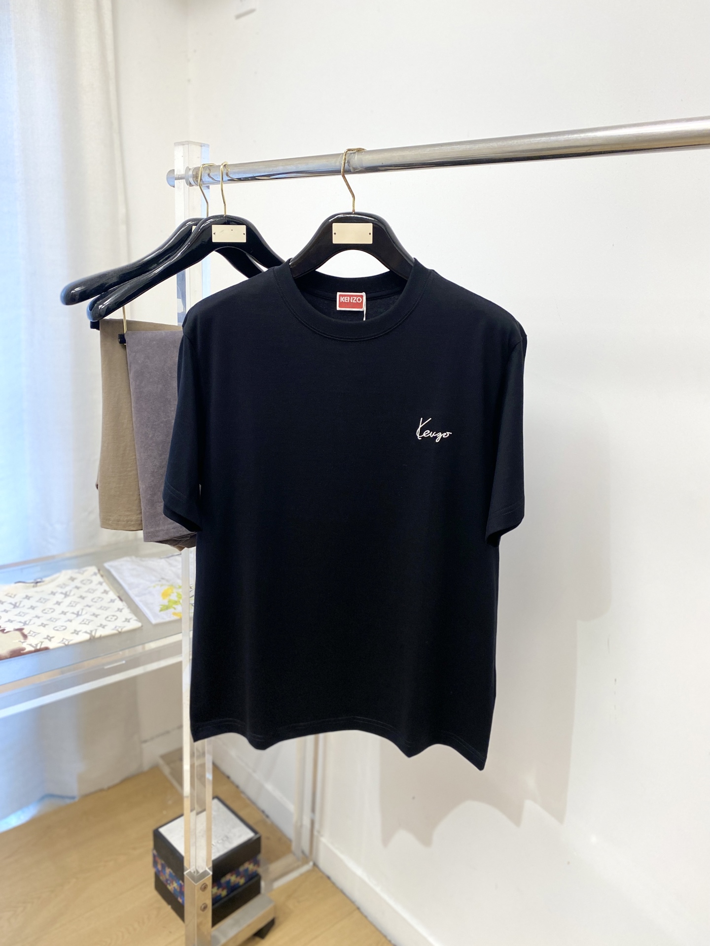KENZO、2026新品短袖T恤，帅气时尚，胸前精致刺绣字母logo，简约百搭款。面料棉 不仅挺括，保持
