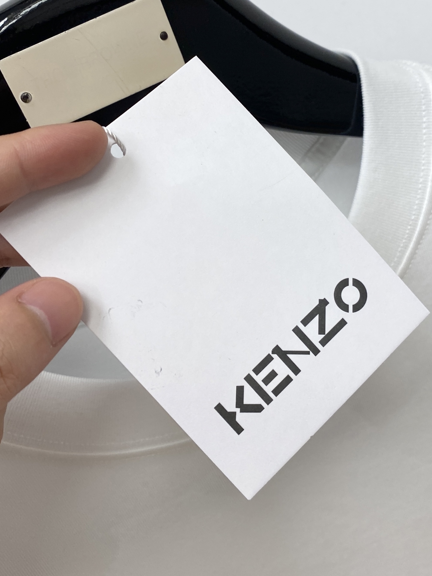 KENZO、2026新品短袖T恤，帅气时尚，胸前精致刺绣字母logo，简约百搭款。面料棉 不仅挺括，保持