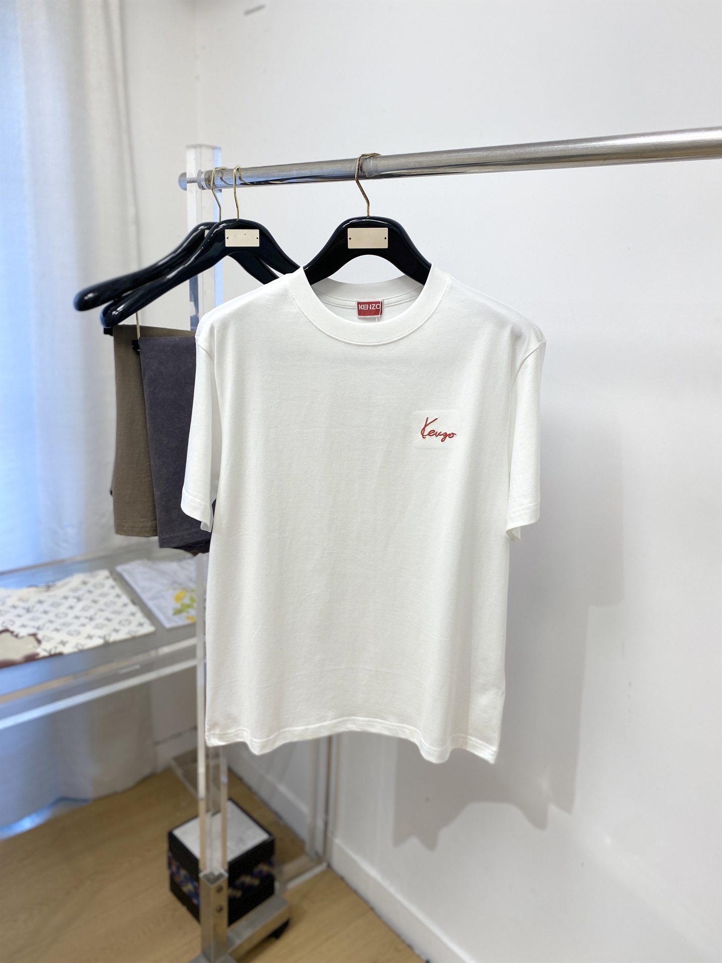 KENZO、2026新品短袖T恤，帅气时尚，胸前精致刺绣字母logo，简约百搭款。面料棉 不仅挺括，保持
