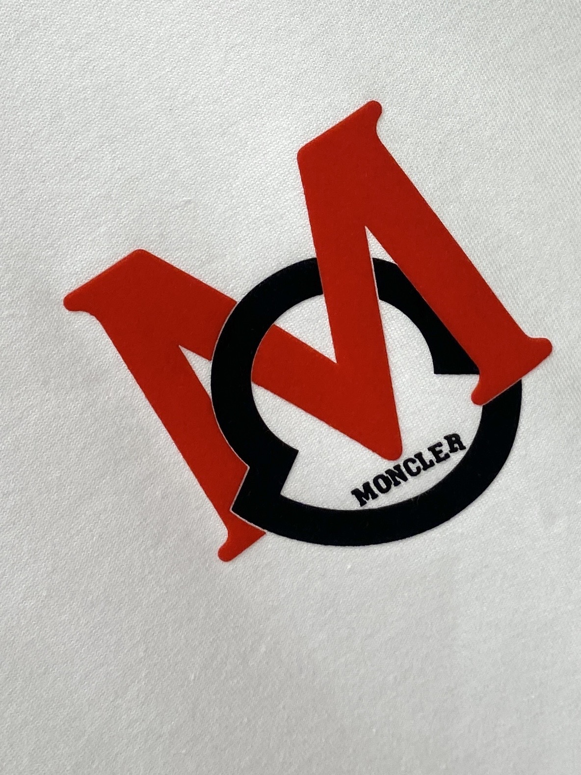 ￼蒙口、2026新品短袖T恤，帅气时尚，胸前顶级印花图案字母logo，简约百搭款。面料棉 不仅挺括，保持
