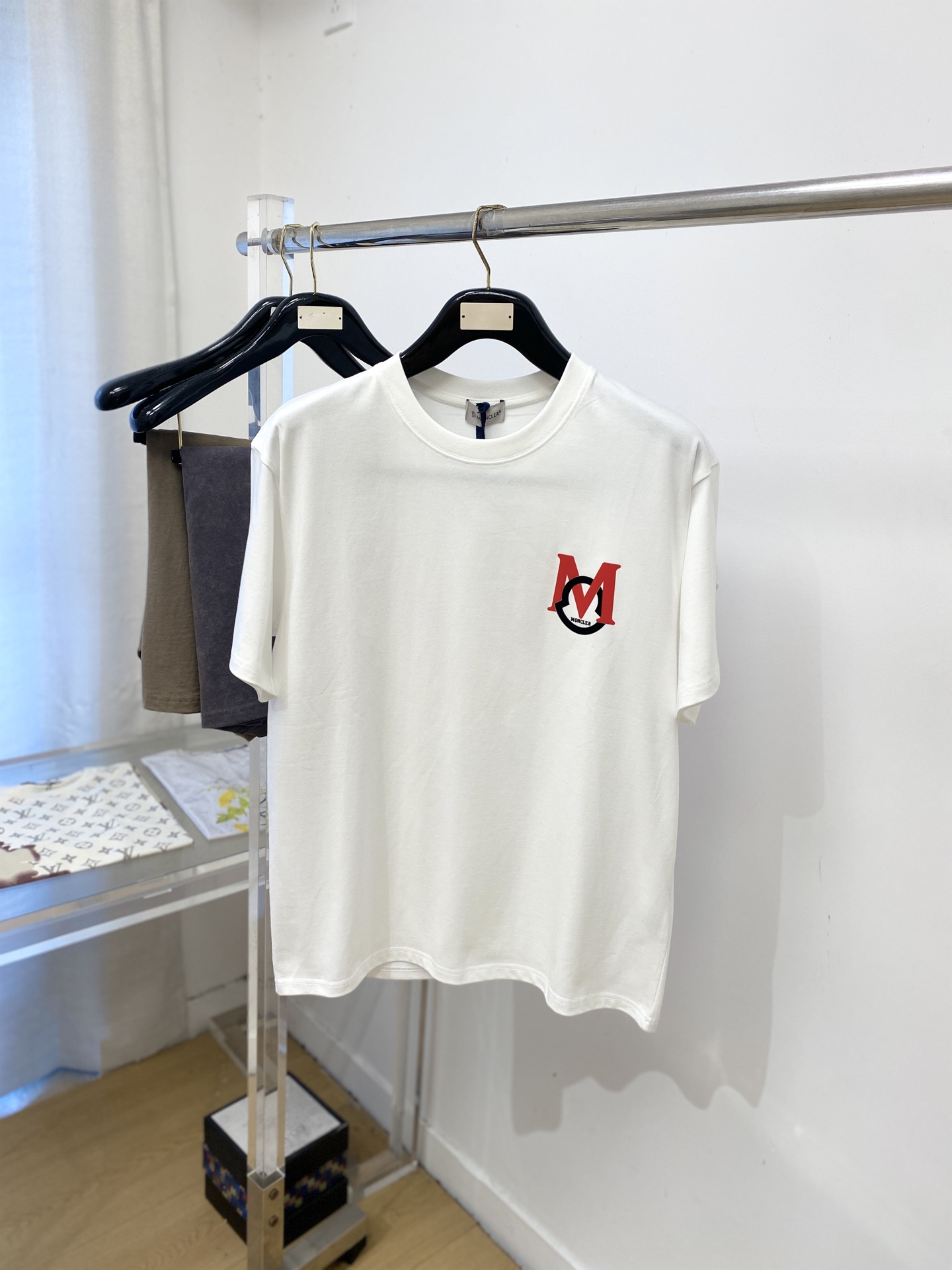 ￼蒙口、2026新品短袖T恤，帅气时尚，胸前顶级印花图案字母logo，简约百搭款。面料棉 不仅挺括，保持