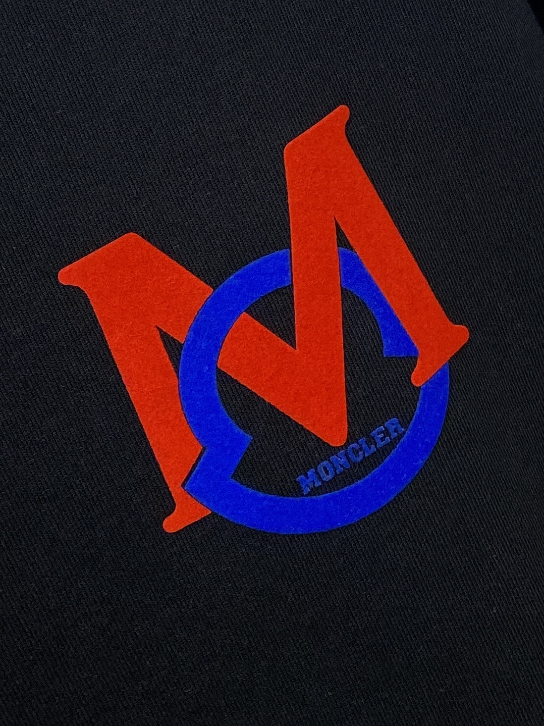 蒙口、2026新品短袖T恤，帅气时尚，胸前顶级印花图案字母logo，简约百搭款。面料棉 不仅挺括，保持潮