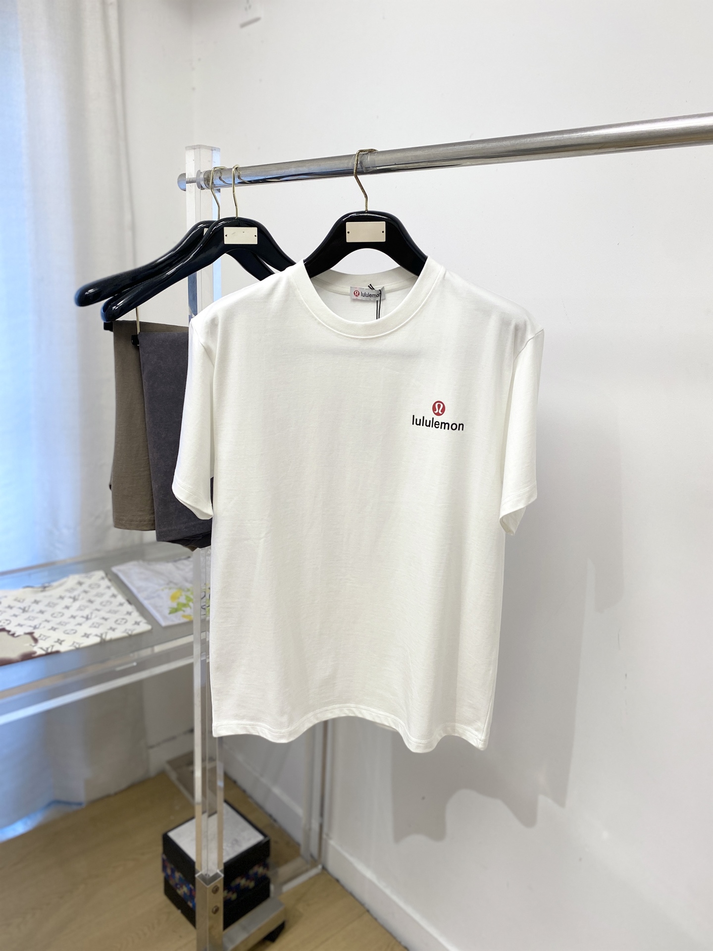 lululemon 时尚潮牌、2026新品短袖T恤，帅气时尚，胸前顶级印胶图案字母logo，简约百搭款。