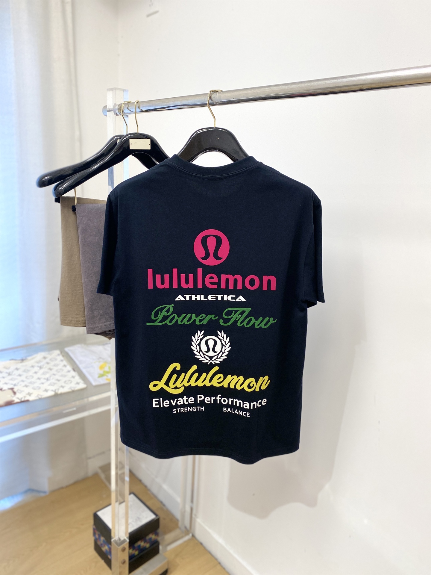 lululemon 时尚潮牌、2026新品短袖T恤，帅气时尚，胸前顶级印胶图案字母logo，简约百搭款。
