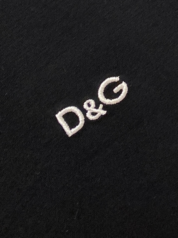 DG、2026新品短袖T恤，帅气时尚，胸前精致刺绣字母logo，简约百搭款。面料棉 不仅挺括，保持潮流的