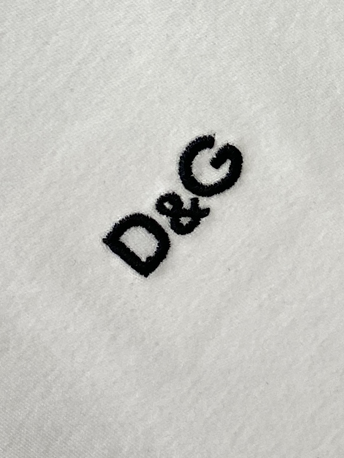DG、2026新品短袖T恤，帅气时尚，胸前精致刺绣字母logo，简约百搭款。面料棉 不仅挺括，保持潮流的