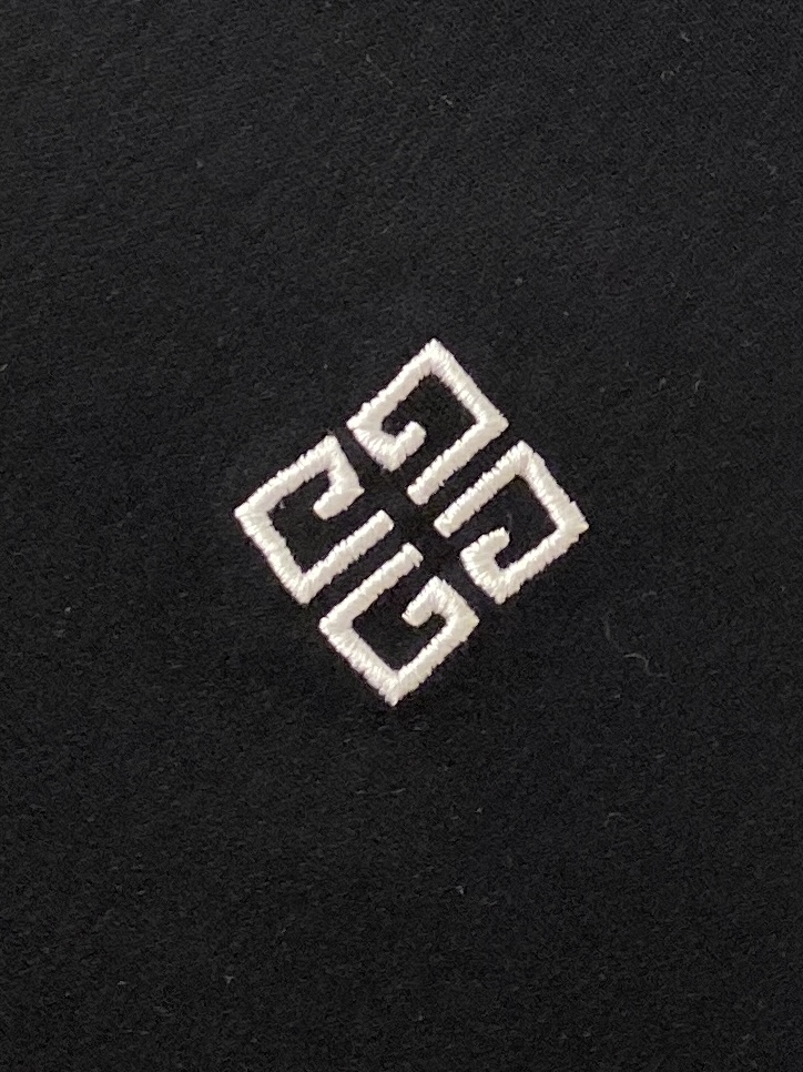 纪梵希、2026新品短袖T恤，帅气时尚，胸前精致刺绣图案logo，简约百搭款。面料棉 不仅挺括，保持潮流