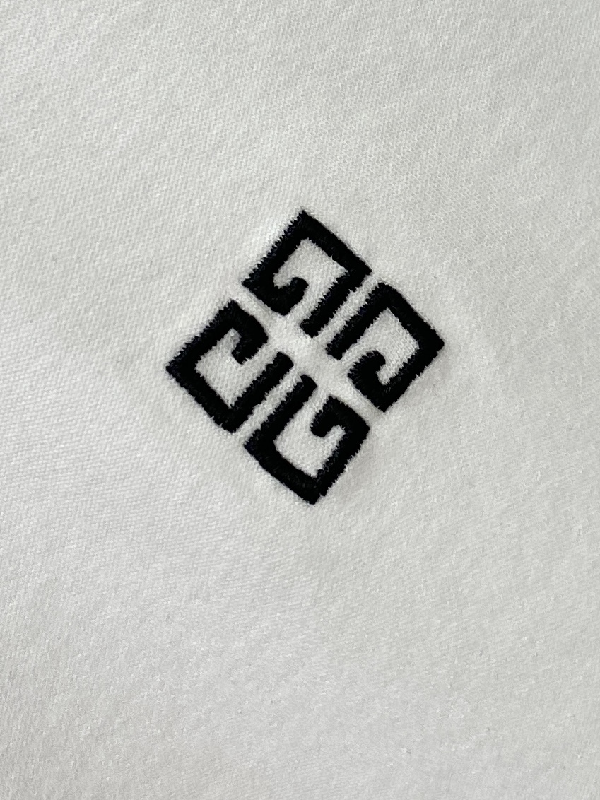 纪梵希、2026新品短袖T恤，帅气时尚，胸前精致刺绣图案logo，简约百搭款。面料棉 不仅挺括，保持潮流