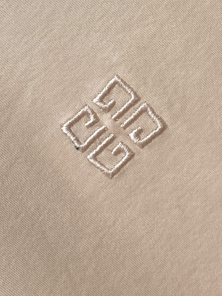 纪梵希、2026新品短袖T恤，帅气时尚，胸前精致刺绣图案logo，简约百搭款。面料棉 不仅挺括，保持潮流