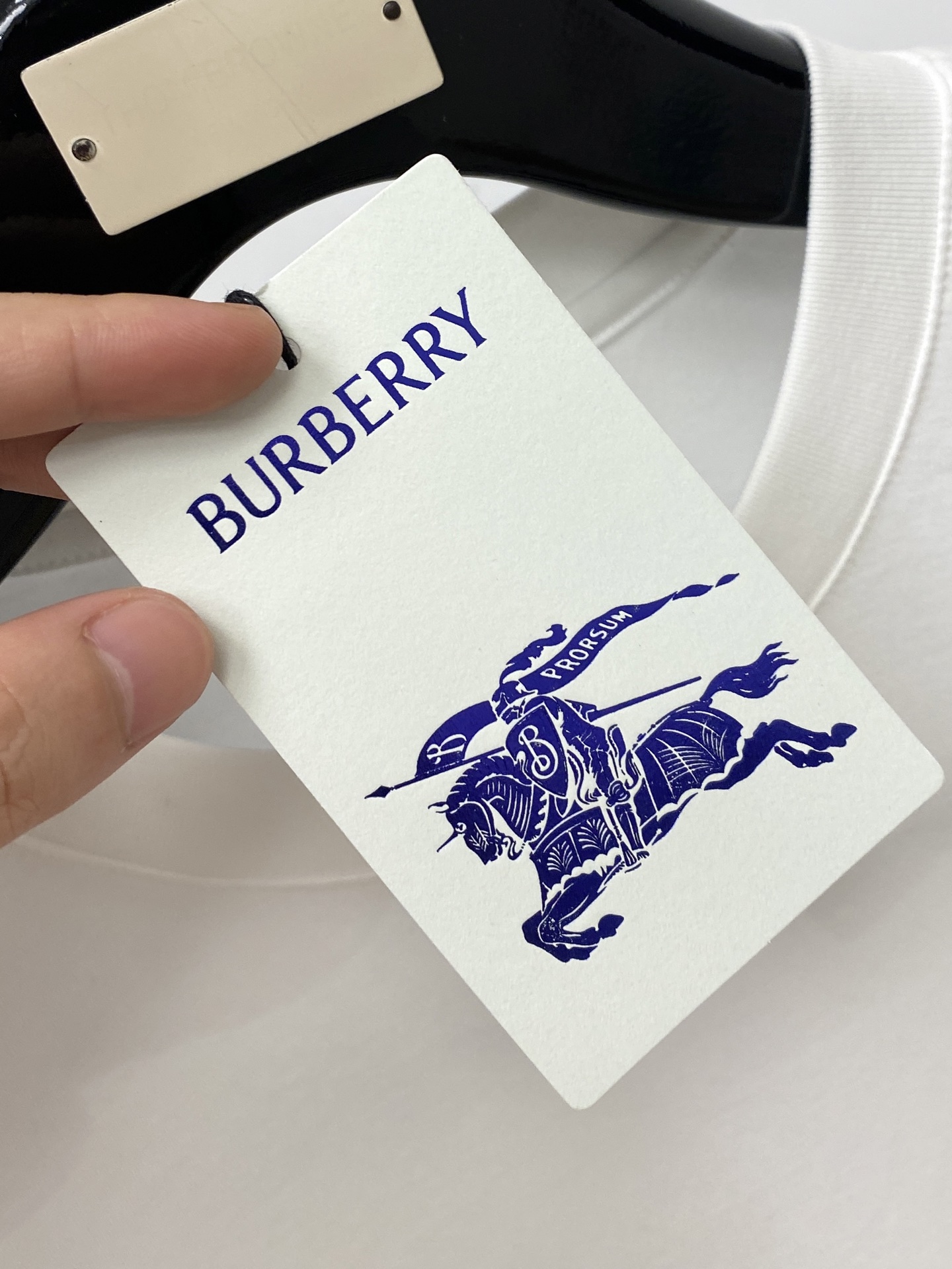 巴宝莉、2026新品短袖T恤，帅气时尚，胸前精致刺绣字母logo，简约百搭款。面料棉 不仅挺括，保持潮流
