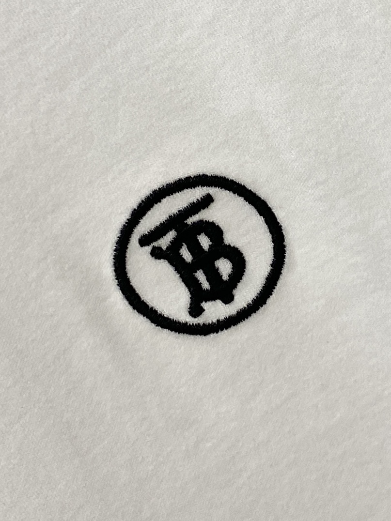 巴宝莉、2026新品短袖T恤，帅气时尚，胸前精致刺绣字母logo，简约百搭款。面料棉 不仅挺括，保持潮流