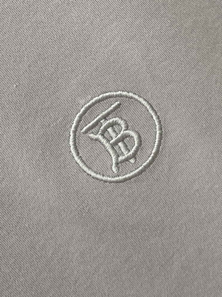 巴宝莉、2026新品短袖T恤，帅气时尚，胸前精致刺绣字母logo，简约百搭款。面料棉 不仅挺括，保持潮流