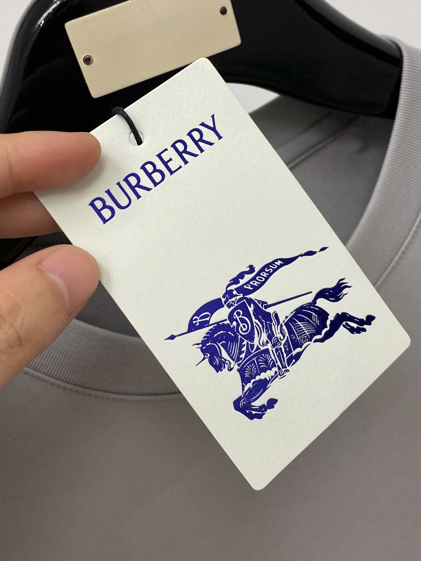 巴宝莉、2026新品短袖T恤，帅气时尚，胸前精致刺绣字母logo，简约百搭款。面料棉 不仅挺括，保持潮流