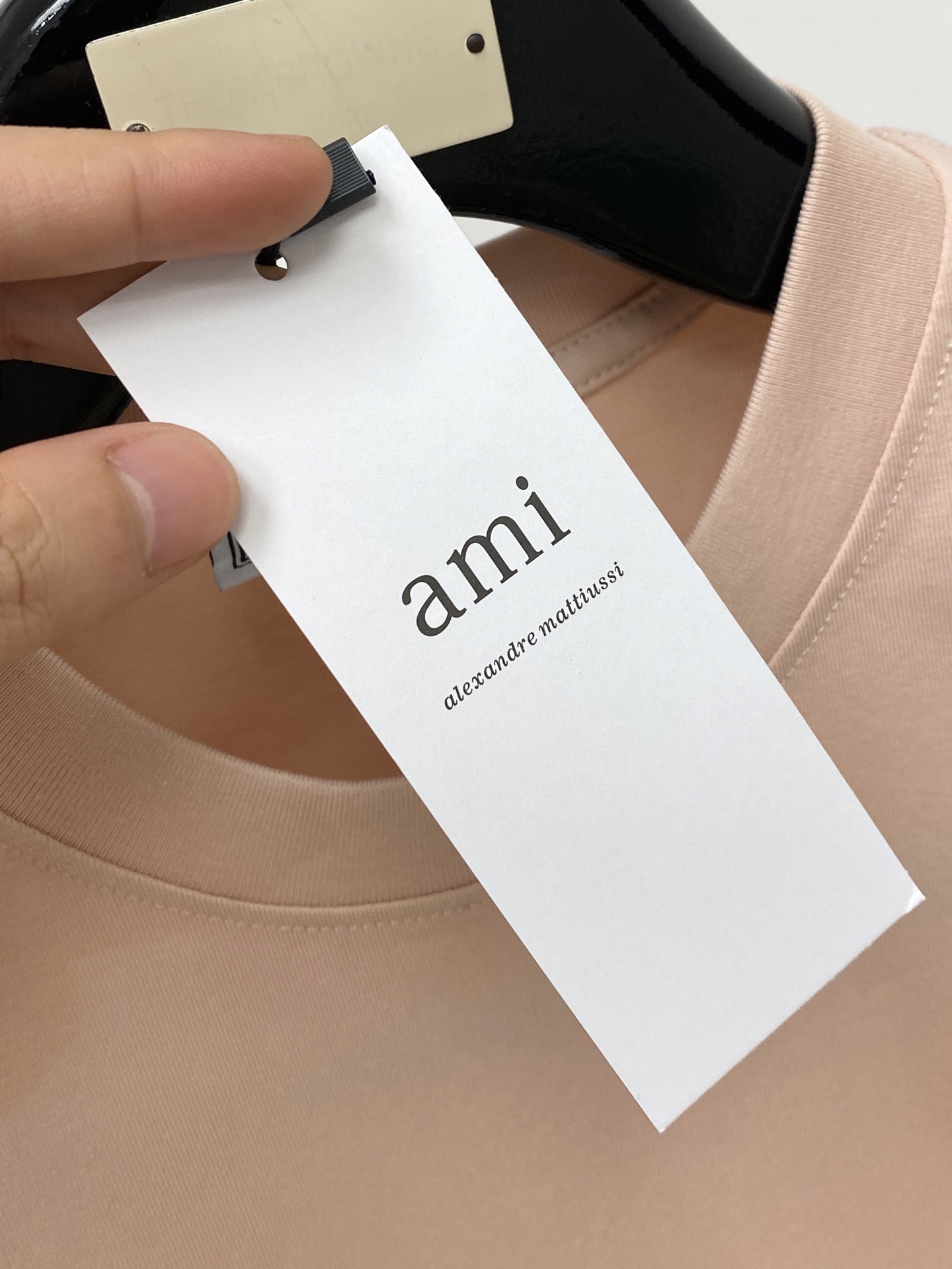 ami、2026新品短袖背心🎽，帅气时尚，胸前精致刺绣图案字母logo，简约百搭款。面料棉 不仅挺括，保