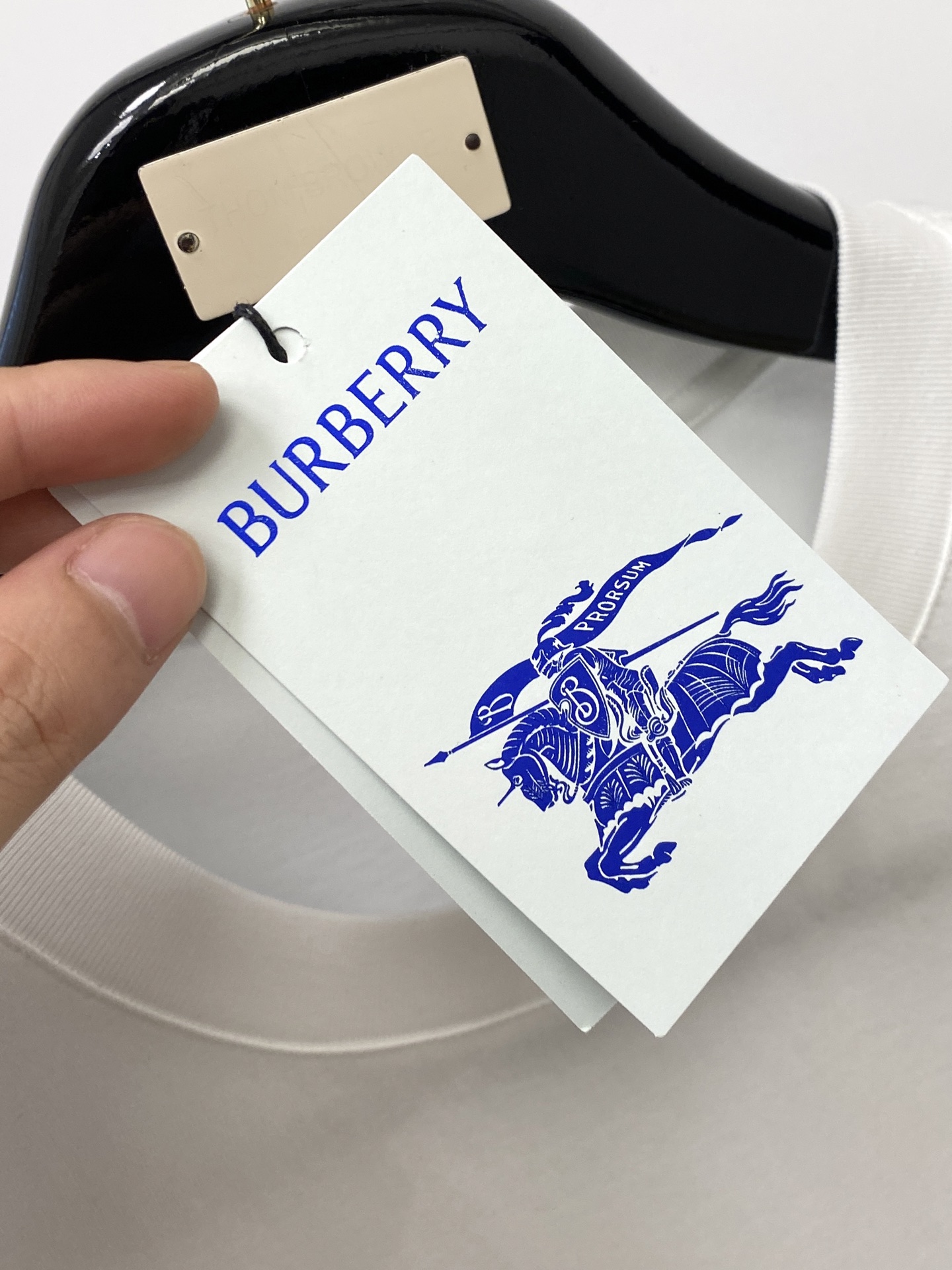 巴宝莉、2026新品短袖T恤，帅气时尚，胸前精致刺绣字母logo，简约百搭款。面料针织 不仅挺括，保持潮