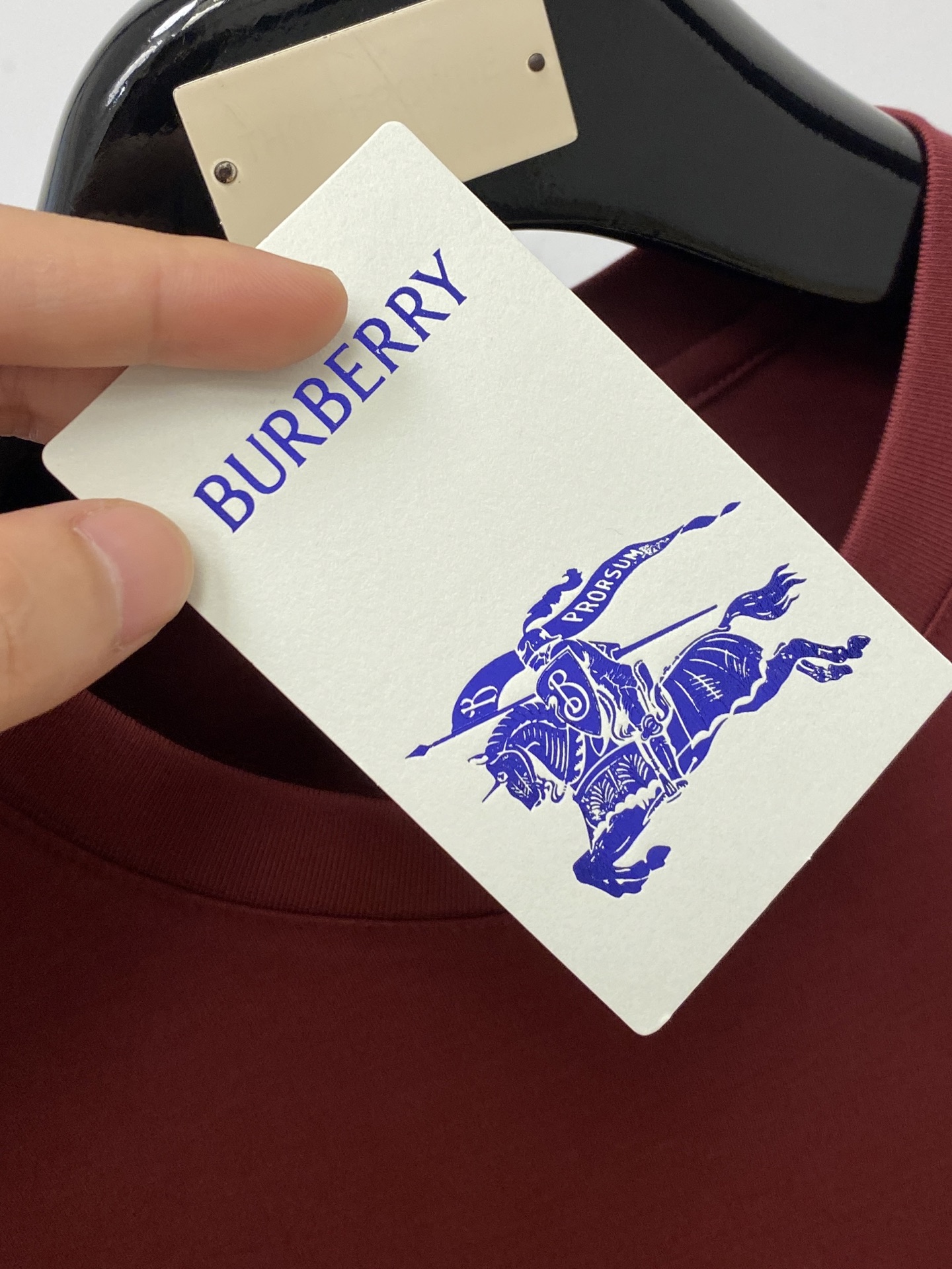 巴宝莉、2026新品短袖T恤，帅气时尚，胸前精致刺绣图案logo，简约百搭款。面料针织 不仅挺括，保持潮