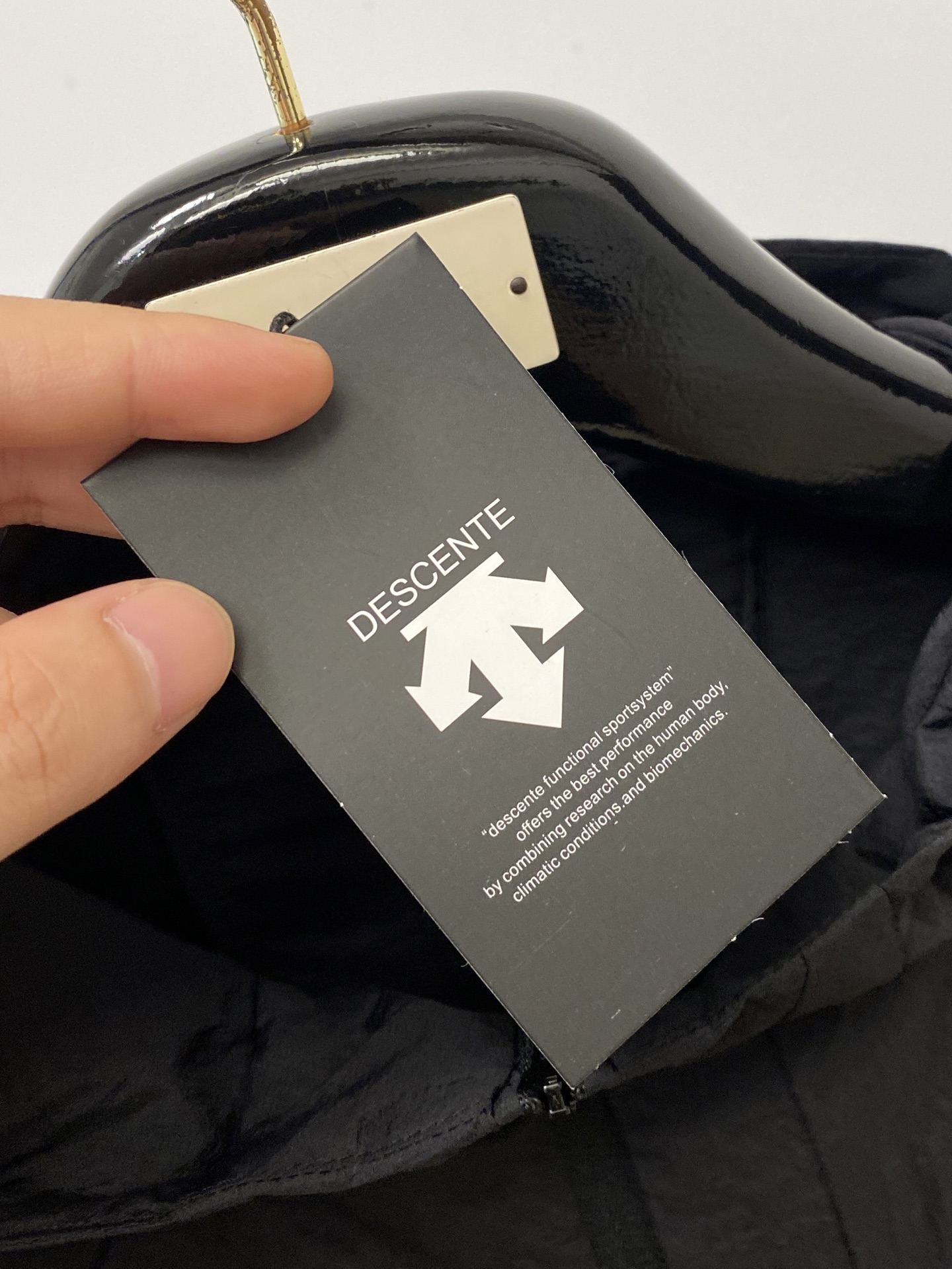 DESCENTE迪桑特、2026新品防晒衣外套，帅气时尚，肩部顶级印胶图案logo，简约百搭款。面料棉 