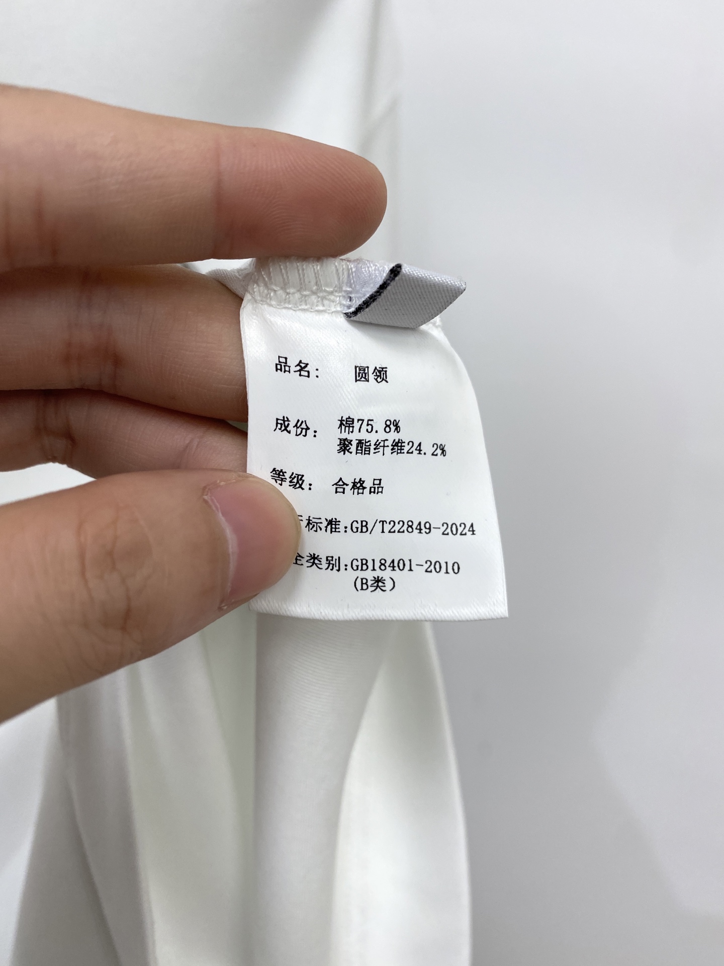 ￼路易威登、2026新品短袖T恤，帅气时尚，胸前顶级印胶图案logo，简约百搭款。面料针织 不仅挺括，保
