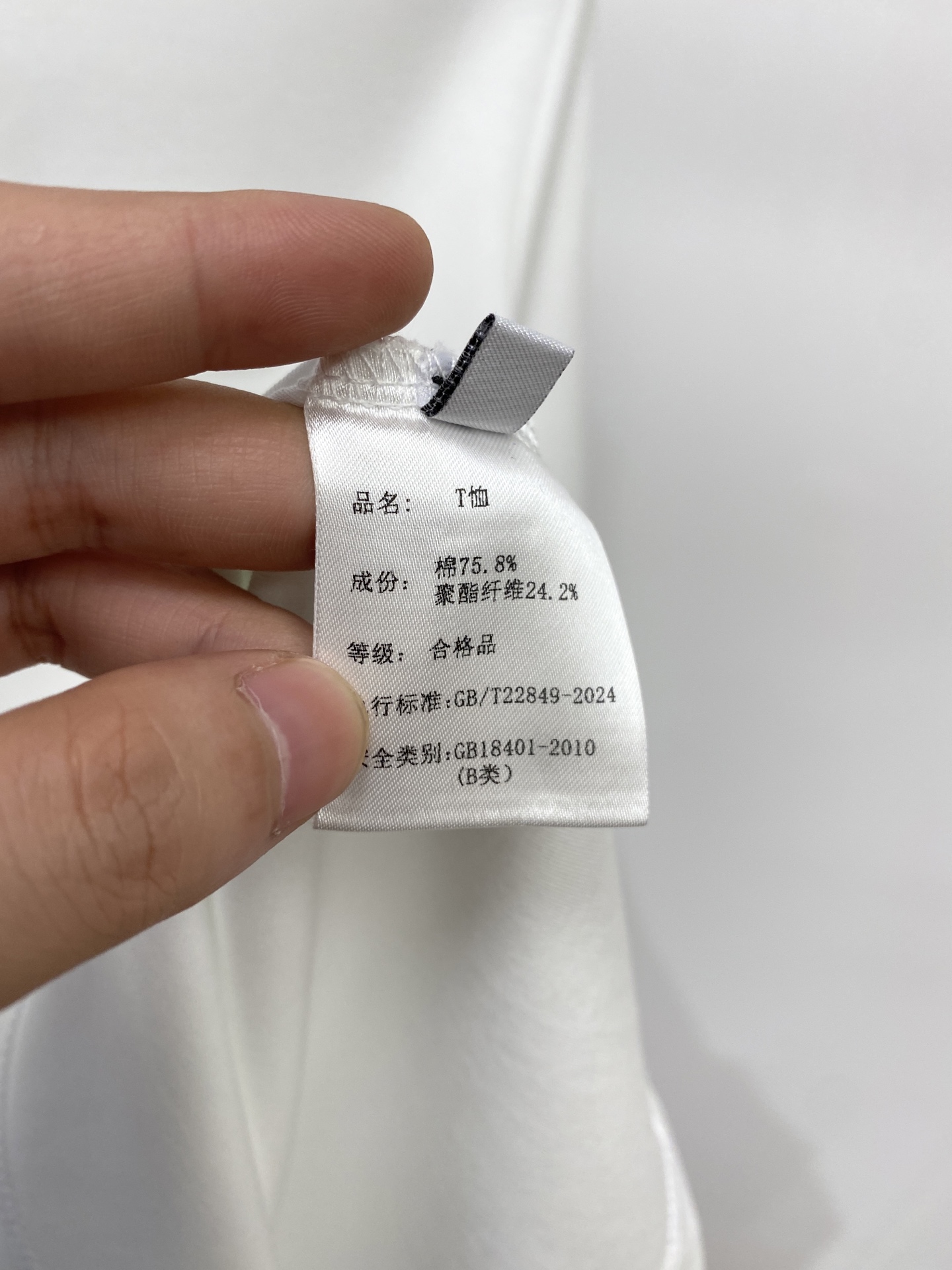 杰尼亚、2026新品短袖T恤，帅气时尚，胸前凹凸刺绣图案logo，简约百搭款。面料针织 不仅挺括，保持潮