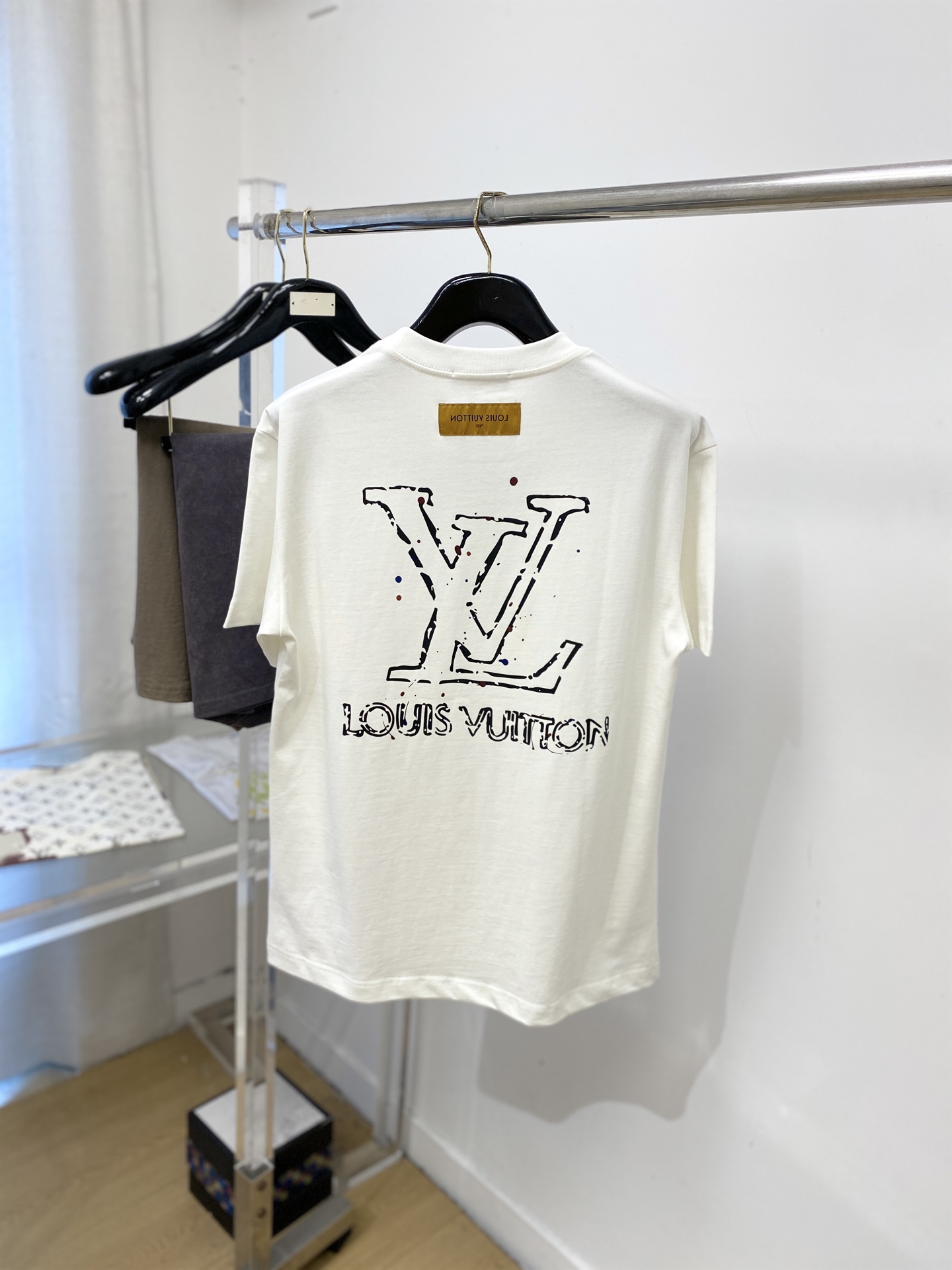 ￼路易威登、2026新品短袖T恤，帅气时尚，胸前顶级印胶字母logo，简约百搭款。面料针织 不仅挺括，保