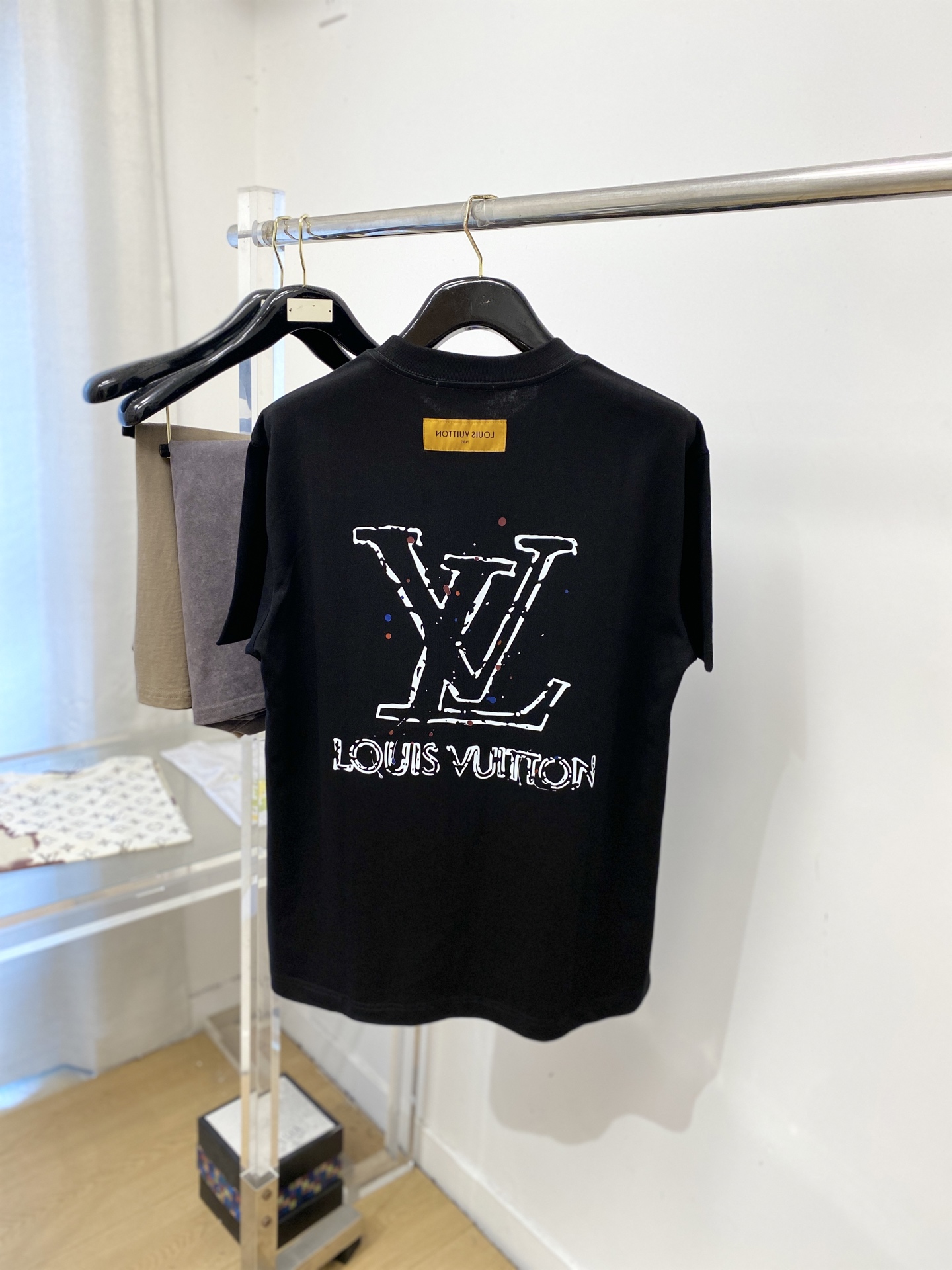 路易威登、2026新品短袖T恤，帅气时尚，胸前顶级印胶字母logo，简约百搭款。面料针织 不仅挺括，保持